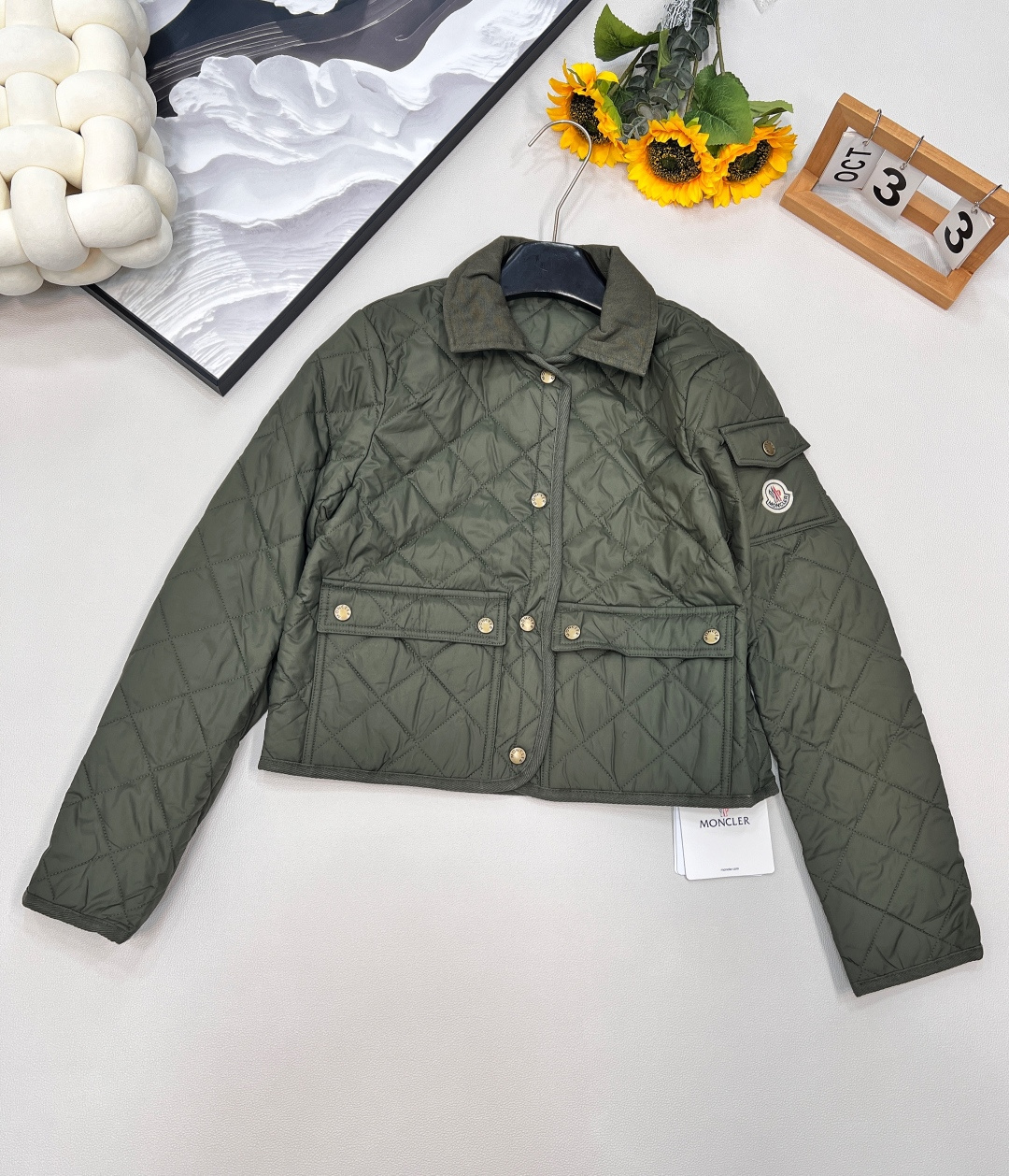 NO:455733,Moncler 2025 new diamond lapel down cotton jacket, custom-made YB imported windproof and waterproof nylon material, its process is restored, upgraded material, improve the function of cold resistance in autumn and winter, down cotton filling the inner lining, the whole piece is light and warm, the lapel stand collar is two-piece, diamond embossed, the flip pocket hand warming increases capacity, rich and practical design, the outer pocket of the arm echoes, the iconic logo patches, highlight the low-key and high-end sense, the exquisite cloth on the inside can successfully show quality, get rid of dullness, integrate warmth and fashionable, custom surface auxiliary materials, complete three standards, three colors, size sml code M,, down jacket, alexander wang19860909Moncler2025新款菱格翻领羽绒棉服,定制YB进口防风防水尼龙材质 其工艺还原 升级材质 提升秋冬御寒功能 羽绒棉填充内里 整件轻盈保暖 翻领立领两穿 通体采用菱格压纹 翻盖口袋暖手增大容量 设计丰富实用 手臂外侧口袋呼应 点缀标志性徽标贴布 彰显低调高级感 内侧精致布标装点细节就能成功展现品质 摆脱沉闷 集保暖与时髦一体 定制面辅料,三标齐全,三色出 尺码sml 编码M,,down jacket,alexander wang,Women's clothing