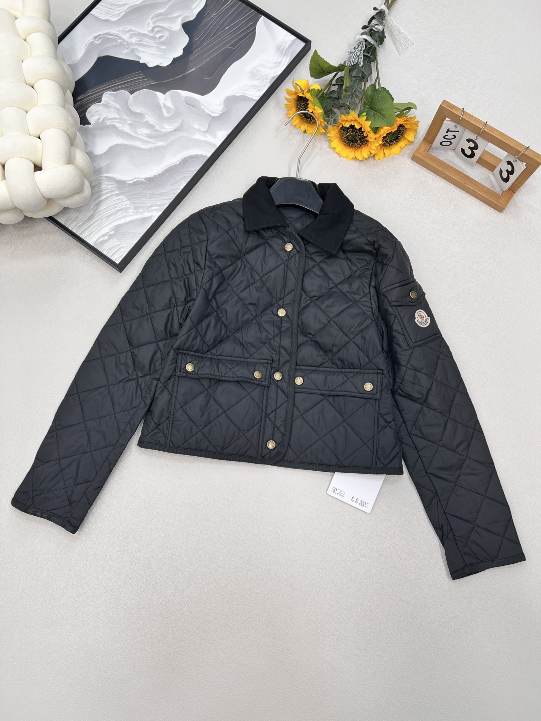 NO:455741,Moncler 2025 new diamond lapel down cotton jacket, custom-made YB imported wind-proof and waterproof nylon material, its process is restored, upgraded material, improve the function of cold resistance in autumn and winter, down cotton filling the inner lining, the whole piece is light and warm, the lapel stand collar is two-piece, diamond embossed, the flip pocket hand warming increases capacity, rich and practical design, the outer pocket of the arm echoes, the iconic logo patches, highlight the low-key and high-end sense, the exquisite cloth labels on the inside can successfully show quality, get rid of dullness, integrate warmth and fashionable, custom surface auxiliary materials, complete three standards, three colors, size sml code M,, down jacket, alexander wang19860909Moncler2025新款菱格翻领羽绒棉服,定制YB进口防风防水尼龙材质 其工艺还原 升级材质 提升秋冬御寒功能 羽绒棉填充内里 整件轻盈保暖 翻领立领两穿 通体采用菱格压纹 翻盖口袋暖手增大容量 设计丰富实用 手臂外侧口袋呼应 点缀标志性徽标贴布 彰显低调高级感 内侧精致布标装点细节就能成功展现品质 摆脱沉闷 集保暖与时髦一体 定制面辅料,三标齐全,三色出 尺码sml 编码M,,down jacket,alexander wang,Women's clothing