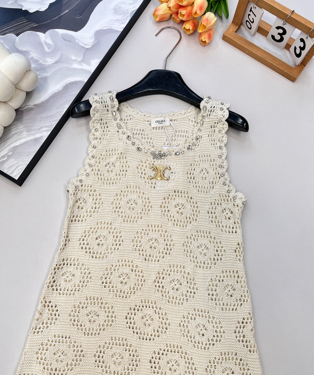 🆕 CELINE 镂空钩花凯旋门针织吊带连衣裙手工勾花 胸前凯旋门徽标极具辨识度 多样身材都能驾驭 短款