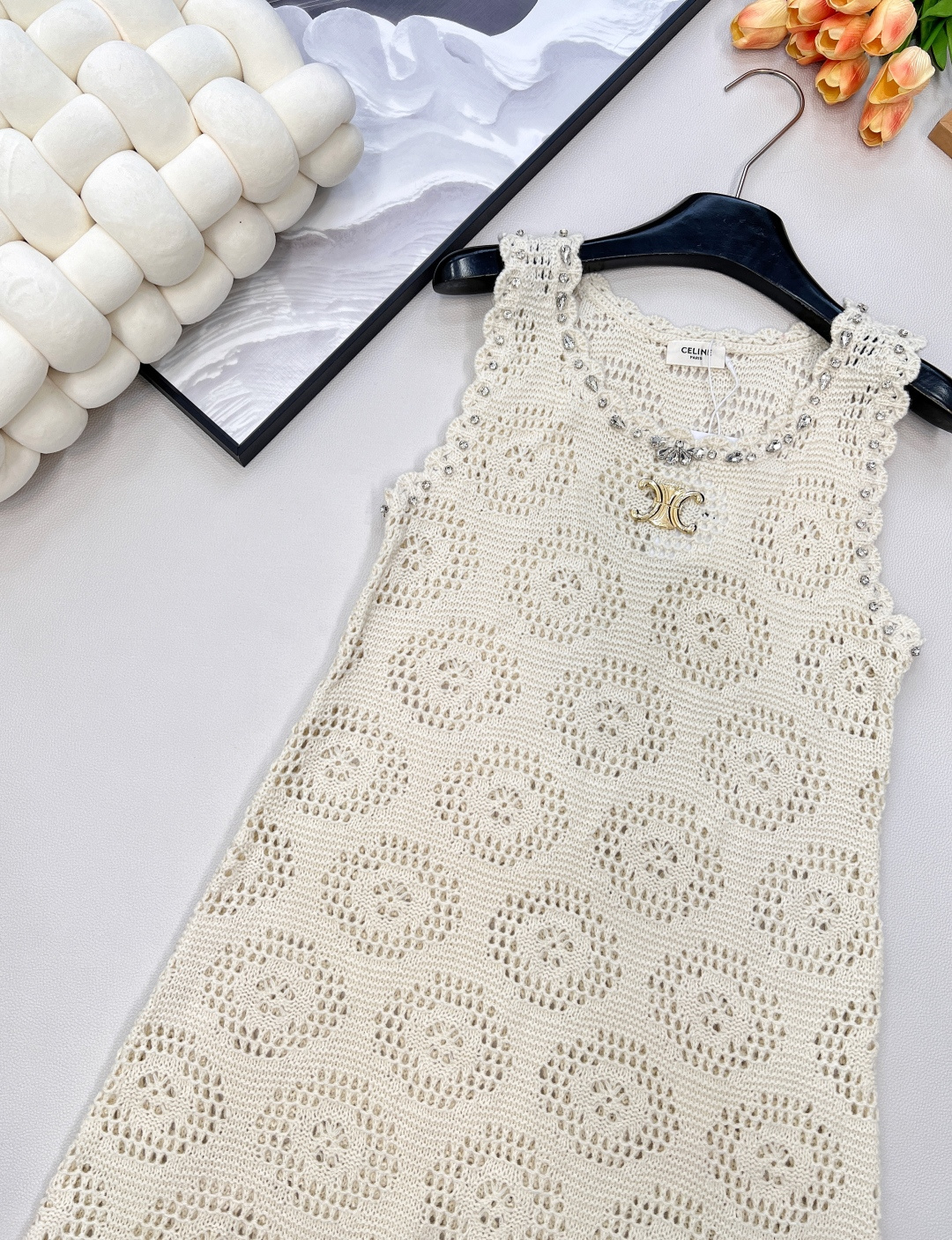 🆕 CELINE 镂空钩花凯旋门针织吊带连衣裙手工勾花 胸前凯旋门徽标极具辨识度 多样身材都能驾驭 短款