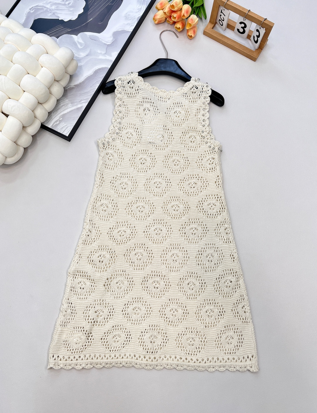 🆕 CELINE 镂空钩花凯旋门针织吊带连衣裙手工勾花 胸前凯旋门徽标极具辨识度 多样身材都能驾驭 短款