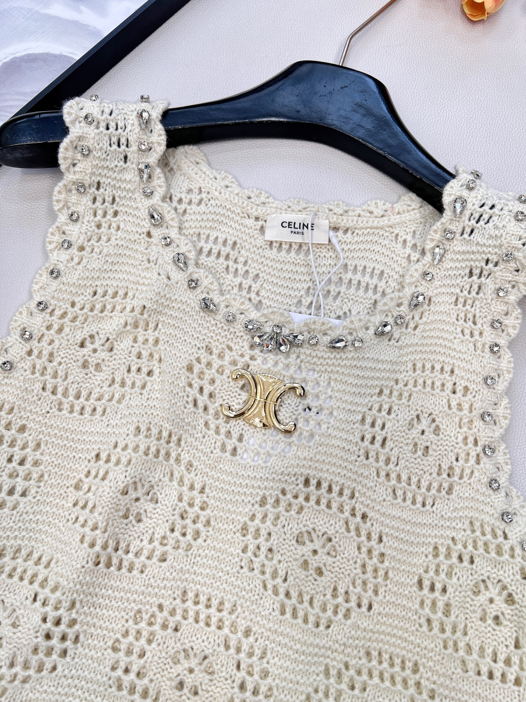 🆕 CELINE 镂空钩花凯旋门针织吊带连衣裙手工勾花 胸前凯旋门徽标极具辨识度 多样身材都能驾驭 短款