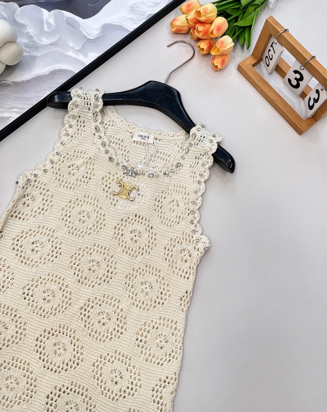 🆕 CELINE 镂空钩花凯旋门针织吊带连衣裙手工勾花 胸前凯旋门徽标极具辨识度 多样身材都能驾驭 短款