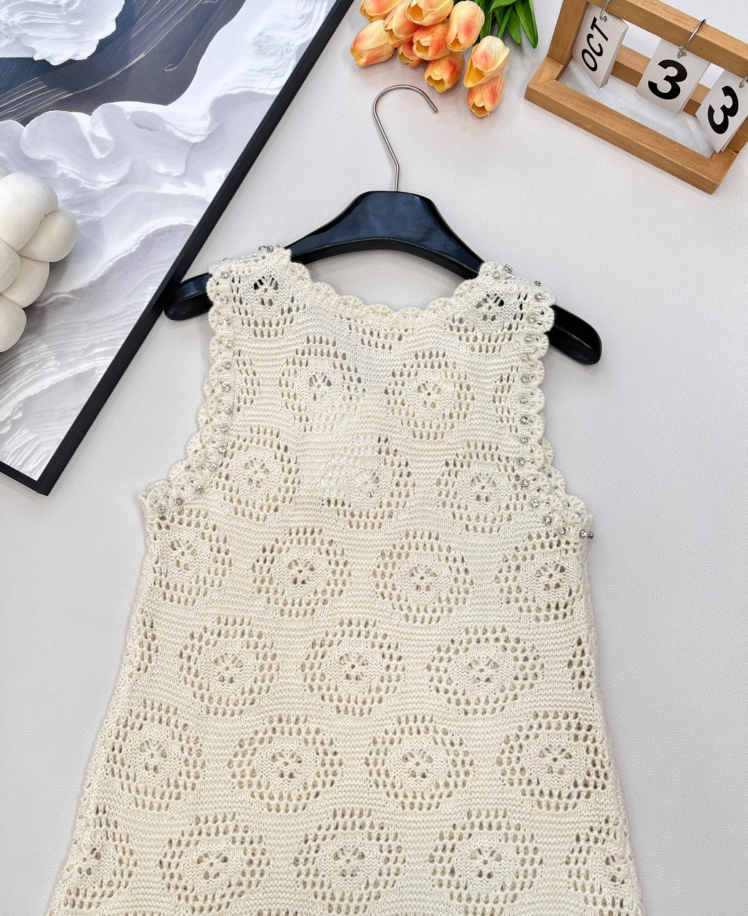 🆕 CELINE 镂空钩花凯旋门针织吊带连衣裙手工勾花 胸前凯旋门徽标极具辨识度 多样身材都能驾驭 短款