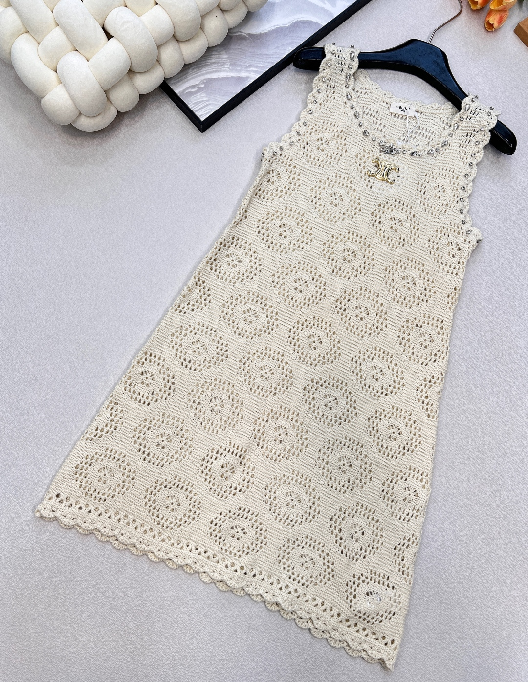 🆕 CELINE 镂空钩花凯旋门针织吊带连衣裙手工勾花 胸前凯旋门徽标极具辨识度 多样身材都能驾驭 短款