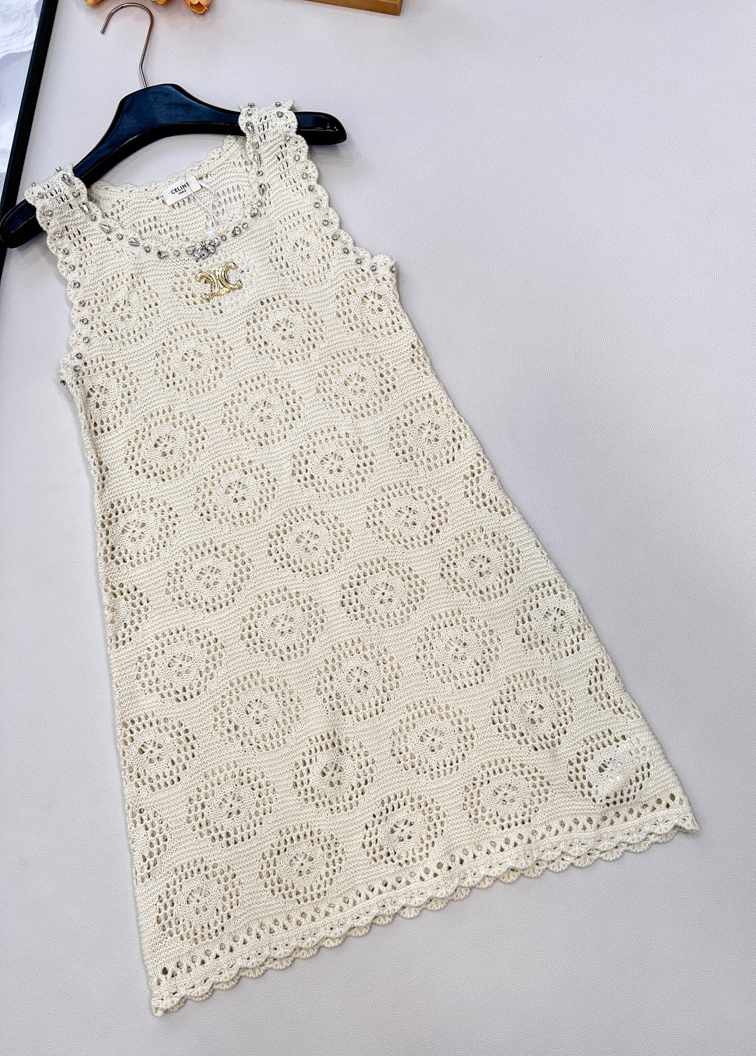 🆕 CELINE 镂空钩花凯旋门针织吊带连衣裙手工勾花 胸前凯旋门徽标极具辨识度 多样身材都能驾驭 短款