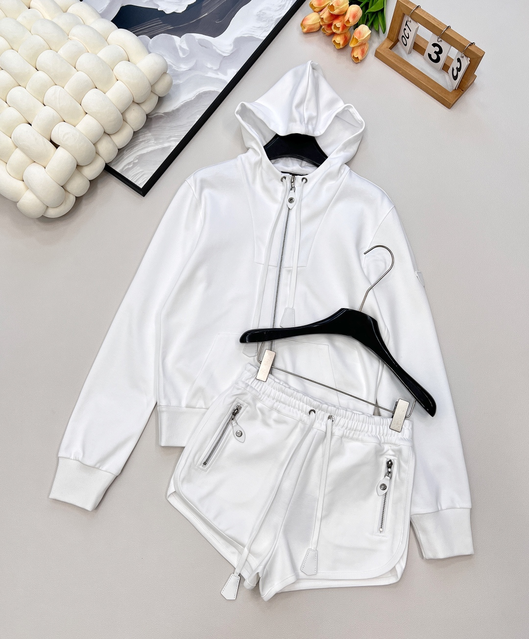 NO:456330,Louis Vuitton 2025 new hooded drawstring jacket shorts set, customized YB native cotton material, soft and skin-friendly, not easy to deform and pill after washing for a long time, full texture, hooded zipper jacket cut, fashionable and casual, chest decoration decorated with contour lines, echoing the open-cut leather buttons, brand style instantly improved, loose fit combined with large pocket details, add vitality, matched with the same drawstring elastic shorts, zipper leather buckle embellishes up and down, overall coordination and unity, rounded trouser legs, lifting up and drawstrings, increase the styling, simple and advanced, autumn and winter suits are indispensable, daily casual outfit guide, loose and fashionable, customized surface accessories, accurate version, two colors, size sml jacket braid,,louis vuitton, shorts, jackets & coats,hats,alexander  wang19860909Louis Vuitton2025新款连帽抽绳外套短裤套装 ,定制YB原生全棉材质 柔软亲肤 久洗不易变形起球 质感十足 连帽拉链外套裁剪 时髦休闲 胸前饰以轮廓线装点 与开襟皮扣呼应 品牌格调瞬间提升 宽松版型结合大插兜细节 增添活力气息 搭配同款抽绳松紧短裤 拉链皮扣点缀上下呼应 整体协调统一 裤腿圆润上提线条和抽绳 增加造型感 成套搭配简约高级 秋冬套装必不可少 日常休闲穿搭指南 松弛时髦 定制面辅料 认准版本 ,两色出 尺码sml 外套编,,louis vuitton,shorts,jackets & coats,hats,alexander wang,Women's clothing