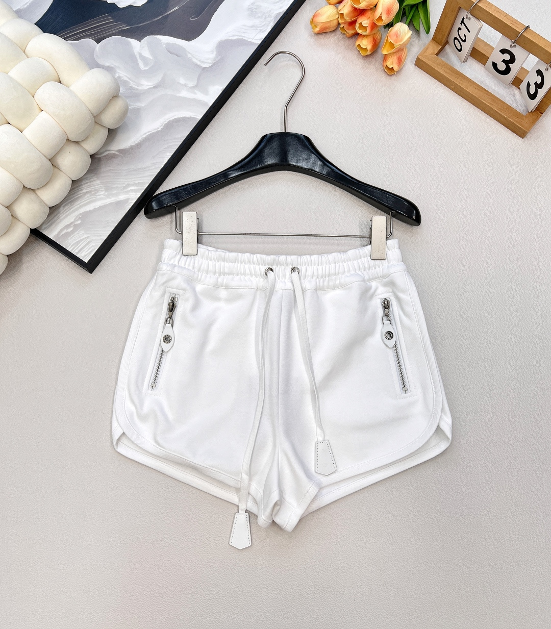 NO:456338,Louis Vuitton 2025 new hooded drawstring jacket shorts set, customized YB native cotton material, soft and skin-friendly, not easy to deform and pill after washing for a long time, full texture, hooded zipper jacket cut, fashionable and casual, chest decoration decorated with contour lines, echoing the open-cut leather buttons, brand style instantly improved, loose fit combined with large pocket details, add vitality, matched with the same drawstring elastic shorts, zipper leather buttons embellish the upper and lower, overall coordination and uniformity, rounded trouser legs and drawstrings to increase the styling, simple and advanced, autumn and winter suits are indispensable, daily casual outfit guide, loose and fashionable, customized surface accessories, accurate version, two colors, size sml shorts, shorts, jackets &  coats, hats, alexander wang19860909Louis Vuitton2025新款连帽抽绳外套短裤套装 ,定制YB原生全棉材质 柔软亲肤 久洗不易变形起球 质感十足 连帽拉链外套裁剪 时髦休闲 胸前饰以轮廓线装点 与开襟皮扣呼应 品牌格调瞬间提升 宽松版型结合大插兜细节 增添活力气息 搭配同款抽绳松紧短裤 拉链皮扣点缀上下呼应 整体协调统一 裤腿圆润上提线条和抽绳 增加造型感 成套搭配简约高级 秋冬套装必不可少 日常休闲穿搭指南 松弛时髦 定制面辅料 认准版本 ,两色出 尺码sml 短裤编码,,louis vuitton,shorts,jackets & coats,hats,alexander wang,Women's clothing