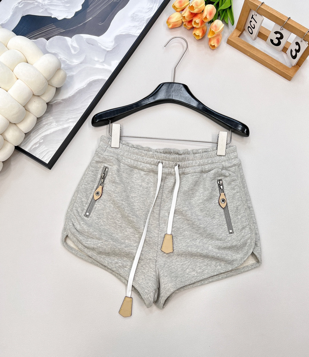 NO:456347,Louis Vuitton 2025 new hooded drawstring jacket shorts set, customized YB native cotton material, soft and skin-friendly, not easy to deform and pill after washing for a long time, full texture, hooded zipper jacket cut, fashionable and casual, chest decoration decorated with contour lines, echoing the open-cut leather buttons, brand style instantly improved, loose fit combined with large pocket details, add vitality, matched with the same drawstring elastic shorts, zipper leather buttons embellish the upper and lower, overall coordination and uniformity, rounded trouser legs and drawstrings to increase the styling, simple and advanced, autumn and winter suits are indispensable, daily casual outfit guide, loose and fashionable, customized surface accessories, accurate version, two colors, size sml shorts, shorts, jackets &  coats, hats, alexander wang19860909Louis Vuitton2025新款连帽抽绳外套短裤套装 ,定制YB原生全棉材质 柔软亲肤 久洗不易变形起球 质感十足 连帽拉链外套裁剪 时髦休闲 胸前饰以轮廓线装点 与开襟皮扣呼应 品牌格调瞬间提升 宽松版型结合大插兜细节 增添活力气息 搭配同款抽绳松紧短裤 拉链皮扣点缀上下呼应 整体协调统一 裤腿圆润上提线条和抽绳 增加造型感 成套搭配简约高级 秋冬套装必不可少 日常休闲穿搭指南 松弛时髦 定制面辅料 认准版本 ,两色出 尺码sml 短裤编码,,louis vuitton,shorts,jackets & coats,hats,alexander wang,Women's clothing