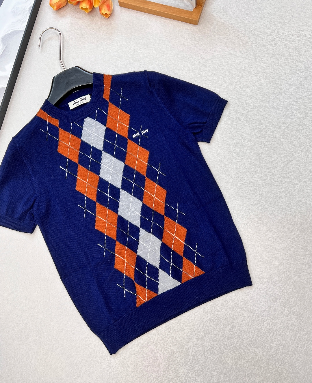 🆕Miumiu2025新款菱格针织短袖，定制YB羊绒纱线织造 质感细腻 柔软舒适 圆领短袖针织上衣剪裁 