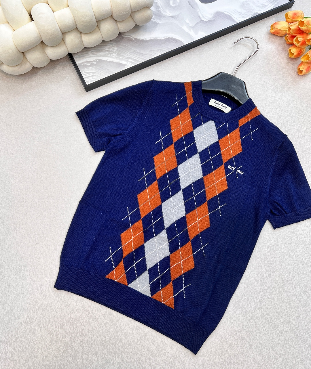 🆕Miumiu2025新款菱格针织短袖，定制YB羊绒纱线织造 质感细腻 柔软舒适 圆领短袖针织上衣剪裁 