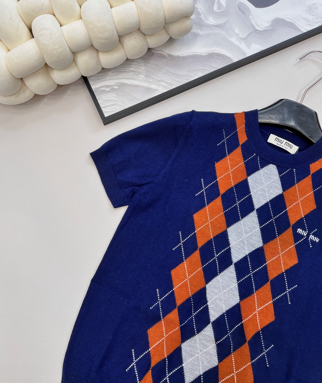 🆕Miumiu2025新款菱格针织短袖，定制YB羊绒纱线织造 质感细腻 柔软舒适 圆领短袖针织上衣剪裁 