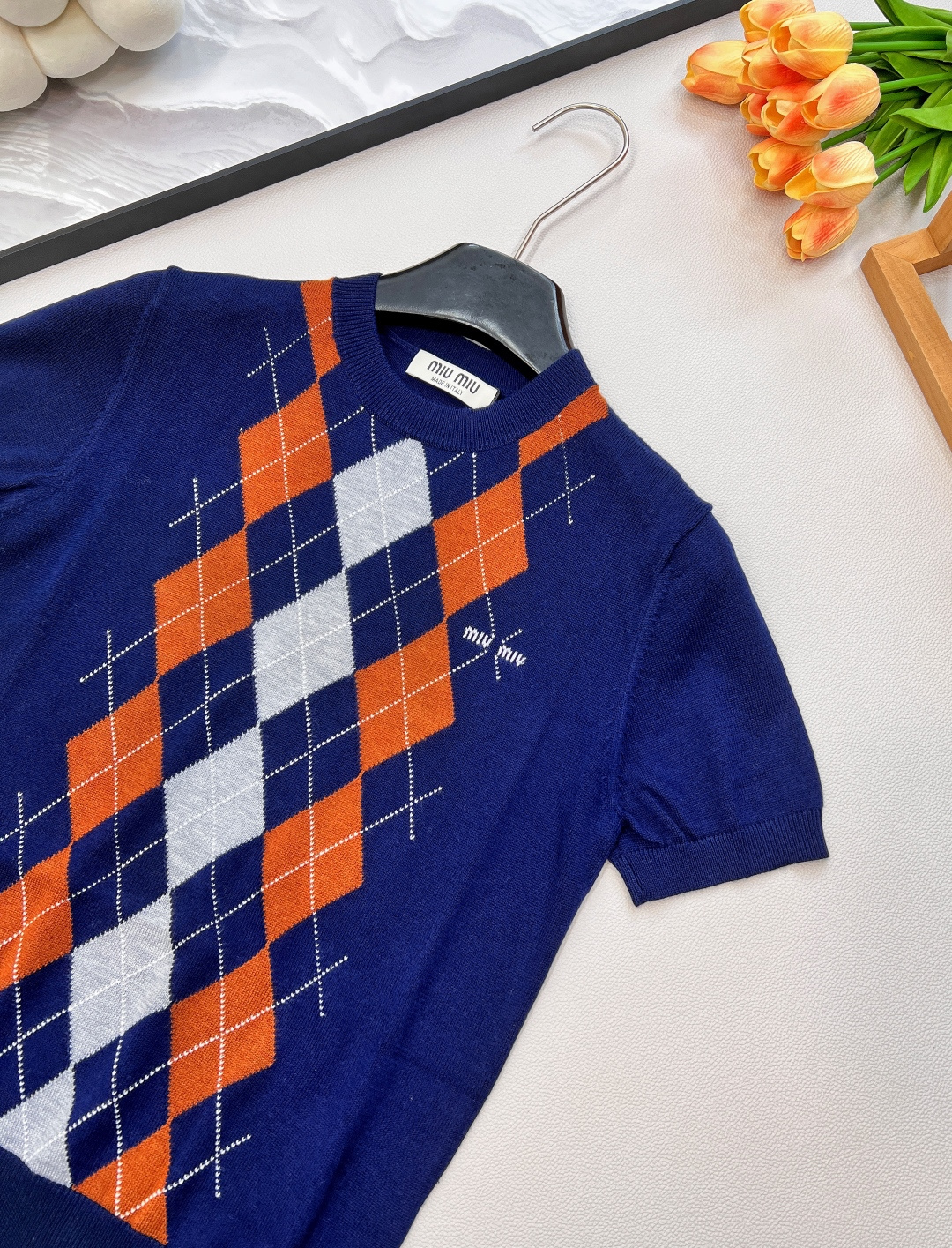 🆕Miumiu2025新款菱格针织短袖，定制YB羊绒纱线织造 质感细腻 柔软舒适 圆领短袖针织上衣剪裁 