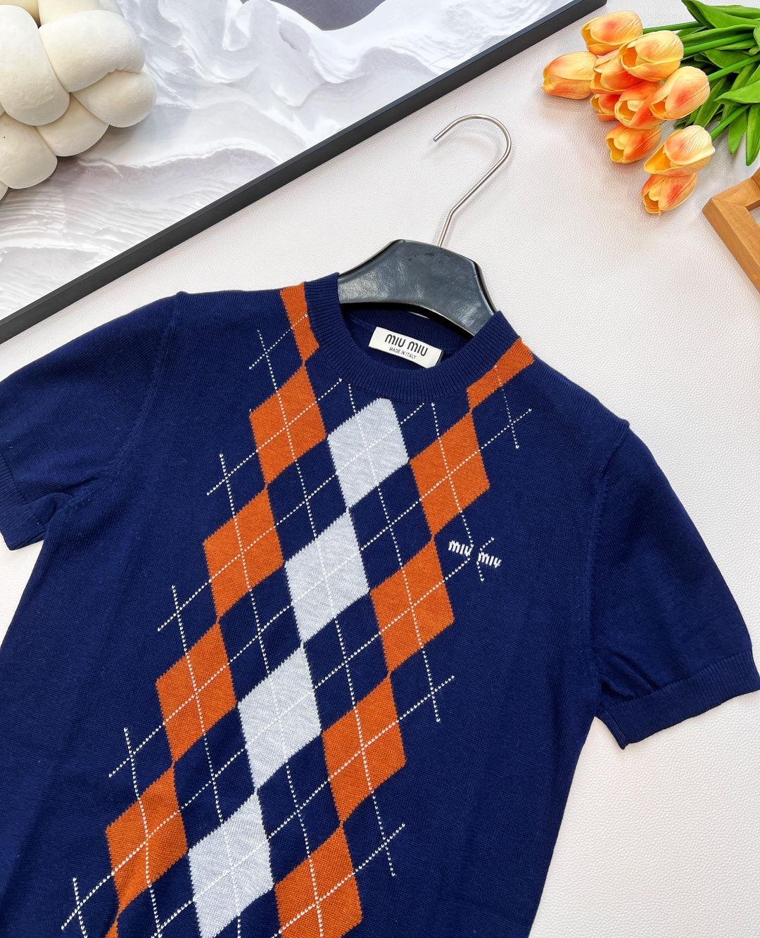 🆕Miumiu2025新款菱格针织短袖，定制YB羊绒纱线织造 质感细腻 柔软舒适 圆领短袖针织上衣剪裁 