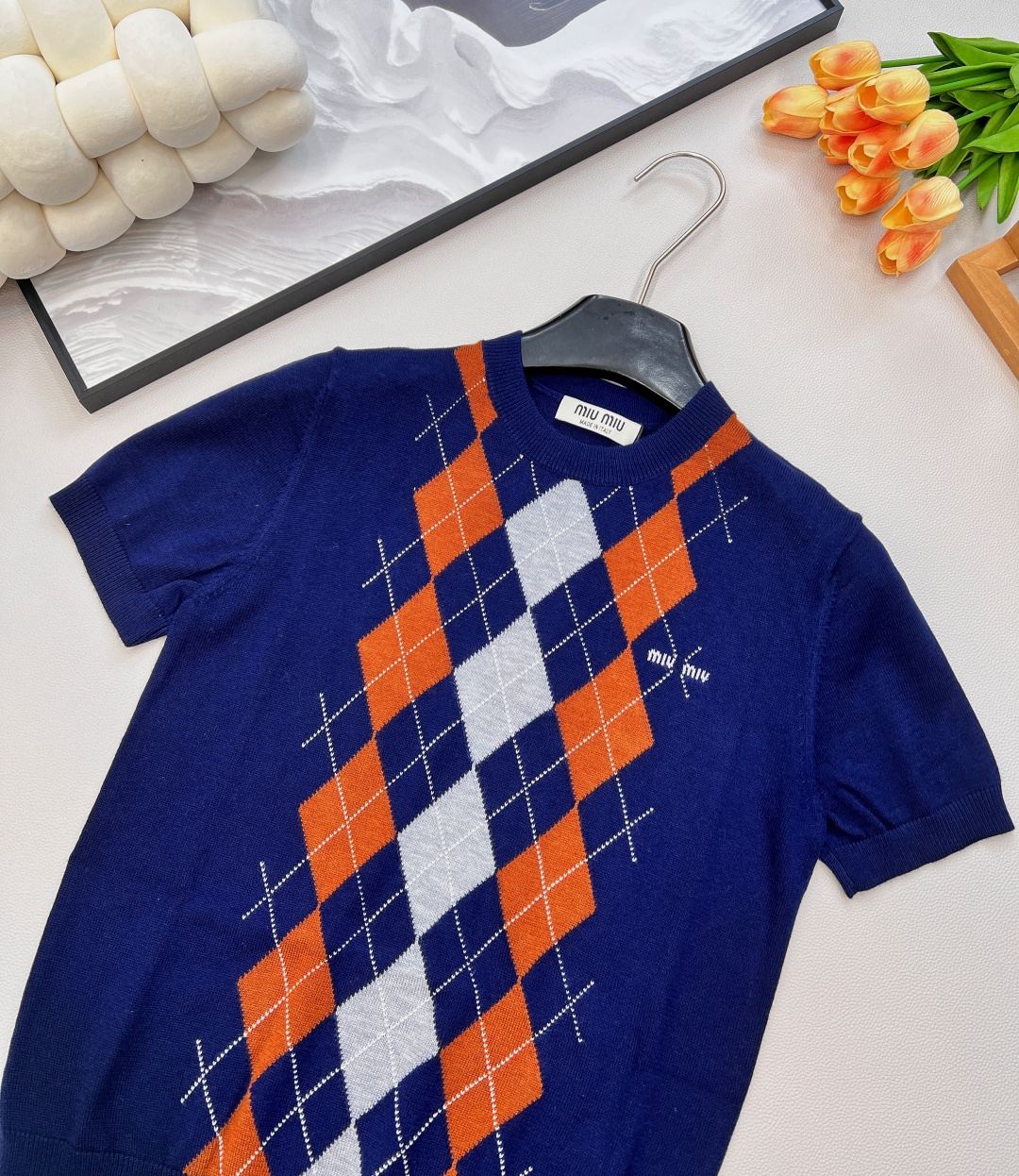 🆕Miumiu2025新款菱格针织短袖，定制YB羊绒纱线织造 质感细腻 柔软舒适 圆领短袖针织上衣剪裁 