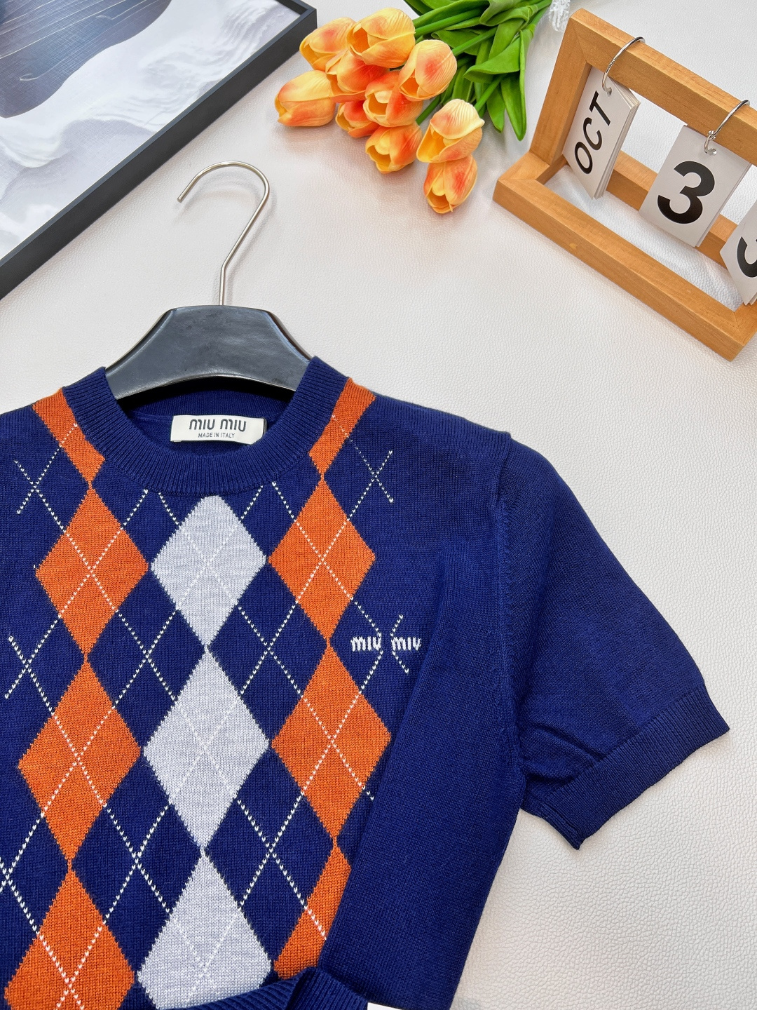 🆕Miumiu2025新款菱格针织短袖，定制YB羊绒纱线织造 质感细腻 柔软舒适 圆领短袖针织上衣剪裁 