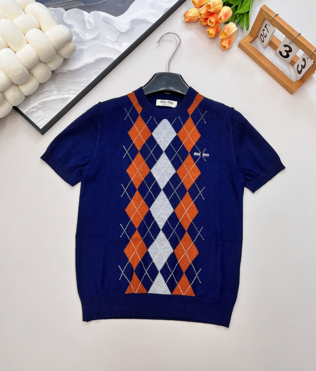 NO:456351,Miumiu 2025 new diamond knitted short sleeves, customized YB cashmere yarn woven, delicate texture, soft and comfortable round neck short sleeve knitted top cut, neckline cuffs spiral edging, delicate and soft, large body royal blue and chest diamond pattern contrast color, college style add youthfulness, letter logo embroidery embroidery, highlight the brand tone, literary and artistic color matching shows British style, essential outfits for dates and commuting, customized face accessories, three standards, large goods, size sml code,,miumiu, T-shirt, alexander wang19860909Miumiu2025新款菱格针织短袖,定制YB羊绒纱线织造 质感细腻 柔软舒适 圆领短袖针织上衣剪裁 领口袖口螺旋纹包边 细致柔软 大身宝蓝色与胸前菱形图案撞色 学院风增加青春气息 字母徽标刺绣点缀 彰显品牌调性 文艺感配色尽显英伦风情 约会通勤必备穿搭 定制面辅料 ,三标齐全,大货出 尺码sml 编码,,miumiu,T-shirt,alexander wang,Women's clothing