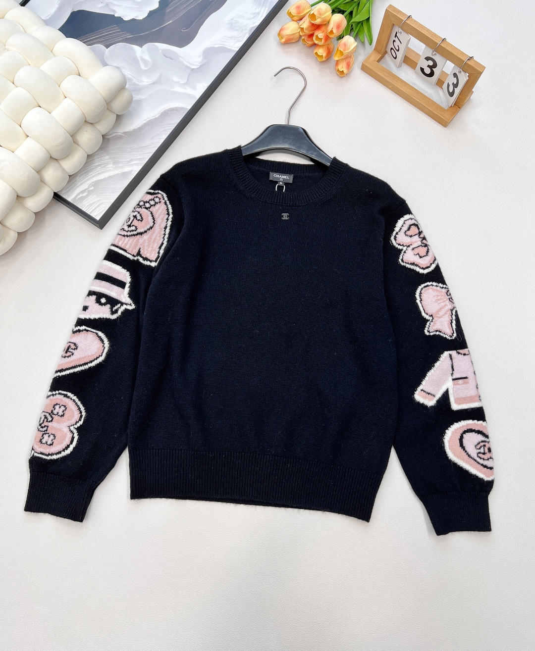 NO:456356,Chanel2025 new crochet letter knit sweater, customized YB cashmere yarn woven, soft and comfortable, fashionable and slim. Round-neck pullover sweater cut, the whole body is tightened with elastic threads, neat and exquisite and elegant. The sleeves logo crochet cartoon portrait love decoration, interspersed with double C letter logo to show the brand's best atmosphere outfit, the upper body adds a Korean gentle and literary atmosphere, and the inner layer is perfect for autumn and winter. Customized surface accessories, complete three standards, with a small fragrance dust bag!  Large-scale size sml code, chanel, sweaters, alexander wang19860909Chanel2025新款钩花字母针织毛衣,定制YB羊绒纱线织造 柔软舒适 洋气显瘦 圆领套头毛衣剪裁 通体包边饰以弹力螺纹贴合收紧 利落精致优雅感拉满 袖子外侧标志钩花卡通人像爱心装饰 穿插双C字母徽标 展现品牌最拿手的氛围穿搭 上身增添韩式温柔文艺气息 秋冬内搭叠穿都完美 定制面辅料,三标齐全,配小香防尘袋！大货出 尺码sml 编码,,chanel,sweaters,alexander wang,Women's clothing