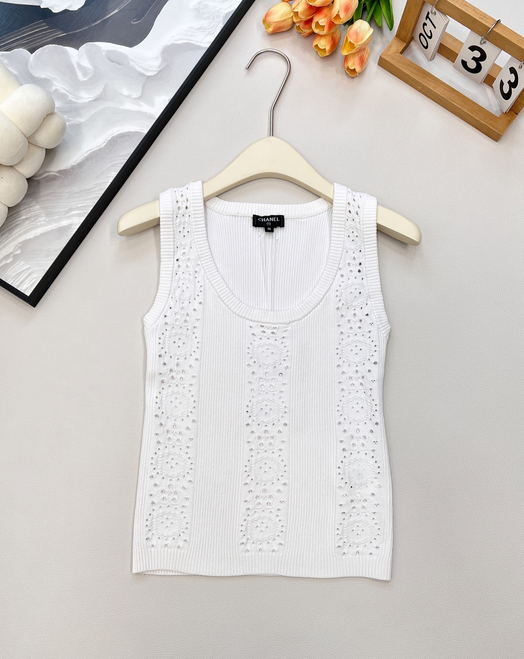 NO:456339,Chanel2025 new hollow knitted vest, customized YB imported yarn weaving, delicate texture, comfortable and stylish, U-neck knitted vest cut, large body vertical arrangement, embellished with hollow pattern, threaded all over the body, outlined curves, three-dimensional cut improves texture, and increases brand style, regular slim fit, slim temperament, daily versatile, customized surface accessories, complete three standards, two colors, size sml code, chanel, alexander wang19860909Chanel2025新款镂空针织背心,定制YB进口纱线织造 肌理细腻 舒适有型 U领针织背心剪裁 大身竖状排列 以镂空图案点缀 通体螺纹包边 紧贴修身勾勒曲线 立体裁剪提升质感 增加品牌格调 常规修身版型 显瘦气质 日常百搭 定制面辅料,三标齐全,两色出 尺码sml 编码,,chanel,alexander wang,Women's clothing