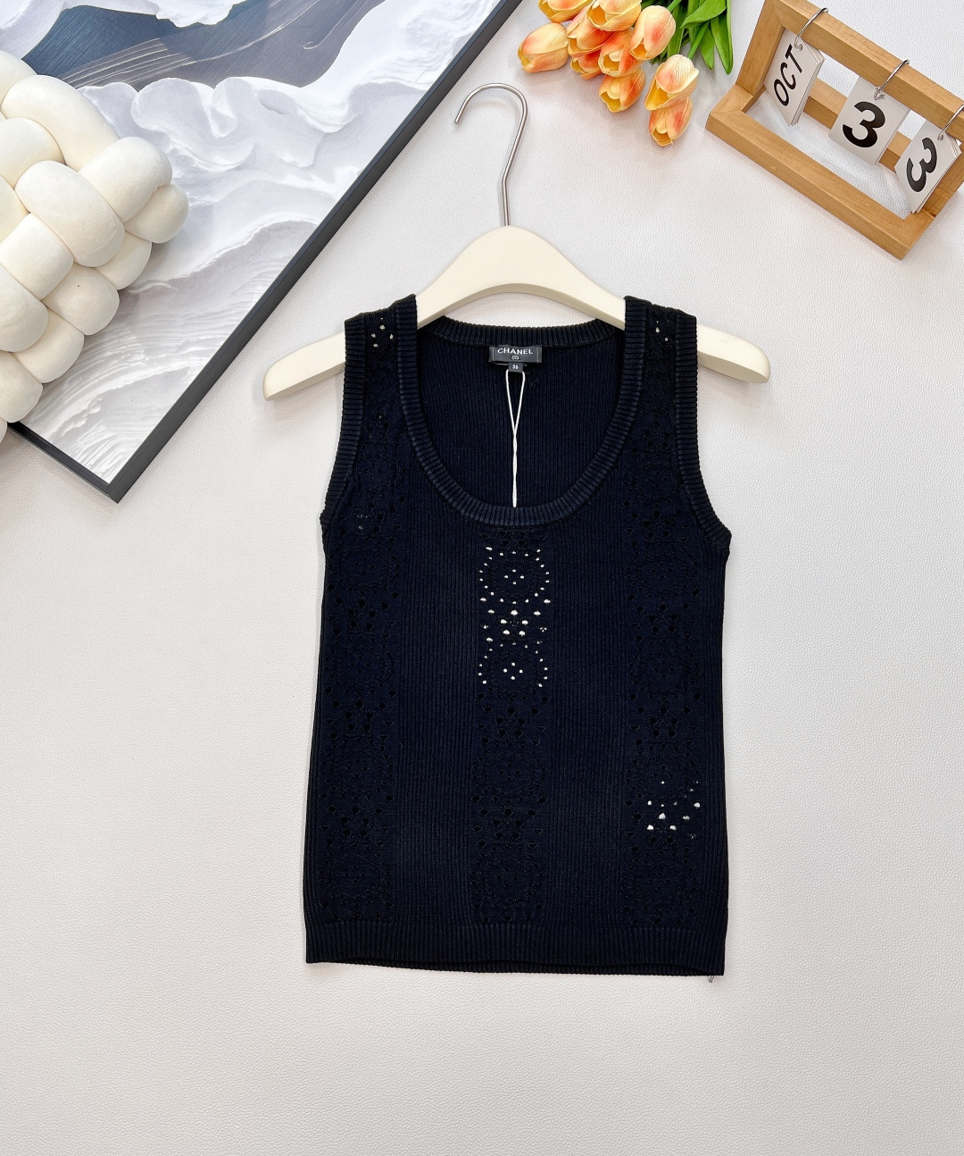 NO:456343,Chanel2025 new hollow knitted vest, customized YB imported yarn weaving, delicate texture, comfortable and stylish, U-neck knitted vest cut, large body vertical arrangement, embellished with hollow patterns, threaded all over the body, outlined curves, three-dimensional cut improves texture, and increases brand style, regular slim fit, slim temperament, daily versatile, customized surface accessories, complete three standards, two colors, size sml sm, chanel, alexander wang19860909Chanel2025新款镂空针织背心,定制YB进口纱线织造 肌理细腻 舒适有型 U领针织背心剪裁 大身竖状排列 以镂空图案点缀 通体螺纹包边 紧贴修身勾勒曲线 立体裁剪提升质感 增加品牌格调 常规修身版型 显瘦气质 日常百搭 定制面辅料,三标齐全,两色出 尺码sml 编,,chanel,alexander wang,Women's clothing