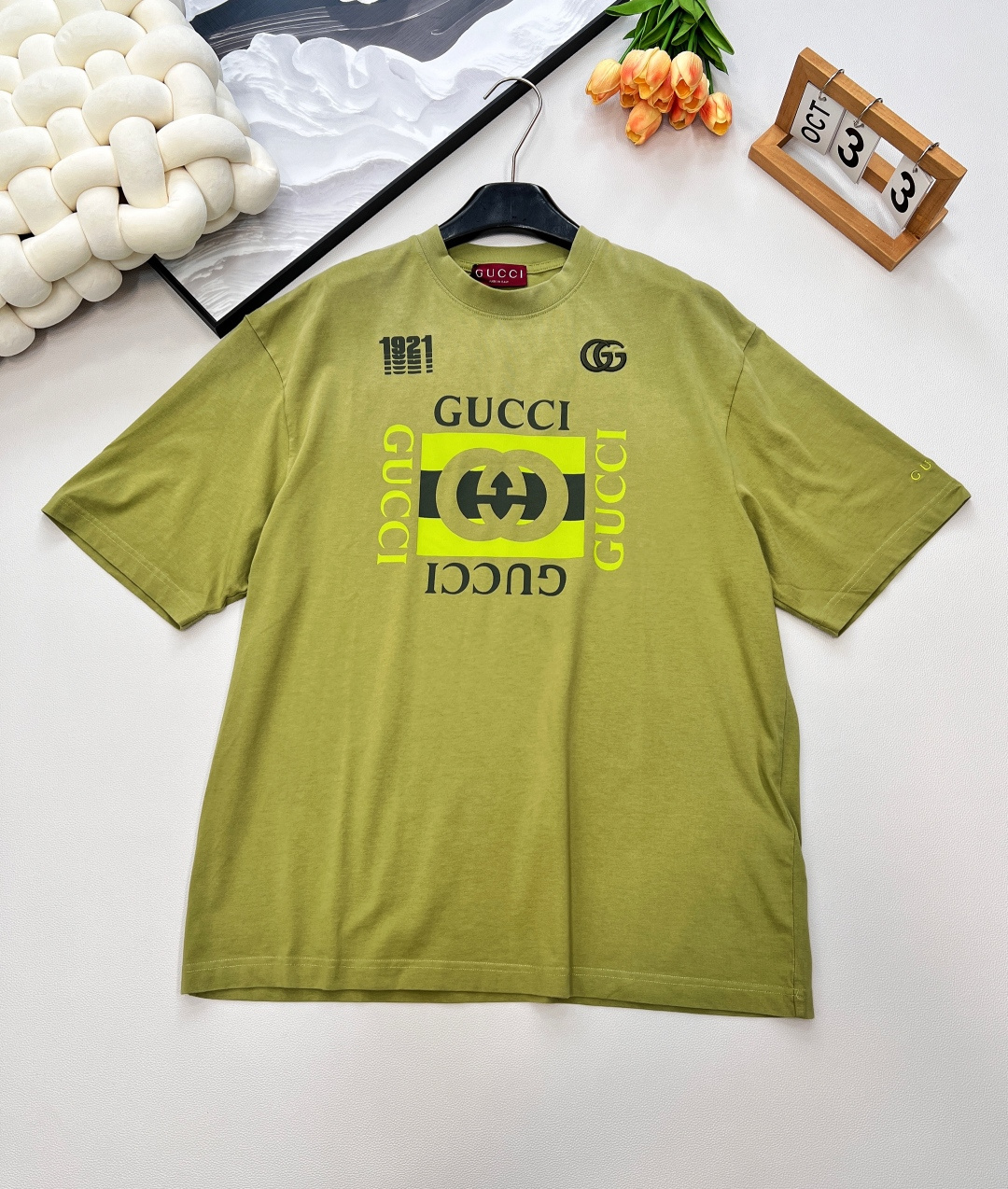 NO:456922,Gucci2025SS new heavy-industrial fried color printed round neck short-sleeved T-shirt, customized YB native cotton material, breathable and comfortable, full texture, loose short-sleeved T-shirt cut, highlighting the brand style, made of gram-weight pure cotton, full of drape, presenting a slim visual effect YB development The whole garment restores a refreshing multi-layer grass green color scheme, and uses printing technology and contrasting colors to outline the three-dimensional brand letter logo pattern on the chest. The shoulder side and back prints rich details. The all-round variant fonts enhance the brand identity. Fashion and high-end feel immediately. Create a personalized style. Fashionable and relaxed. The inner wear is brilliant and fashionable. Customized surface accessories, complete three standards, large-scale products. Size sml. G871260,,gucci, T-shirt,tees, t-shirt,alexander wang19860909Gucci2025SS新款重工炒色印花圆领短袖T恤,定制YB原生全棉材质 透气舒适 质感十足 宽松短袖T恤裁剪 凸显品牌格调 采用克重纯棉制成 垂坠感十足 呈现显瘦视觉效果 YB开发 整件成衣还原出清爽多层次草绿色配色 胸前利用印花工艺和撞色勾勒出立体风格的品牌字母徽标图案 肩侧后背印花丰富细节 全方位围绕的变体字型加强品牌标识度 时尚高级感立现 打造个性风格 时髦松弛 单穿内搭都出彩时髦 定制面辅料 ,三标齐全,大货出 尺码sml 编G871260,,gucci,T-shirt,tees，t-shirt,alexander wang,Women's clothing