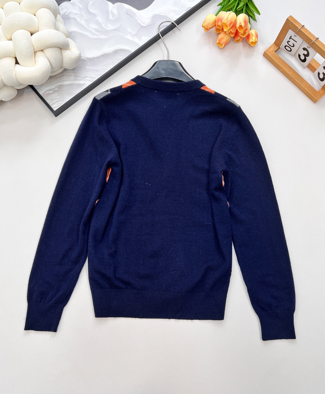 🆕miumiu25秋冬新款V领毛衣配色是深蓝+砖红+灰色,手感软糯,有良好的抗皱性与透气性~上身立体挺阔