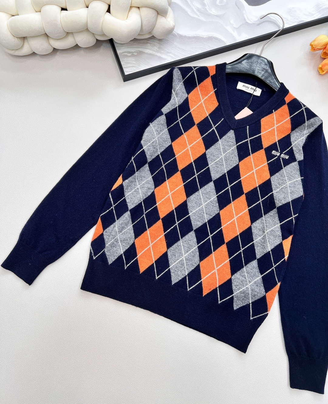 🆕miumiu25秋冬新款V领毛衣配色是深蓝+砖红+灰色,手感软糯,有良好的抗皱性与透气性~上身立体挺阔
