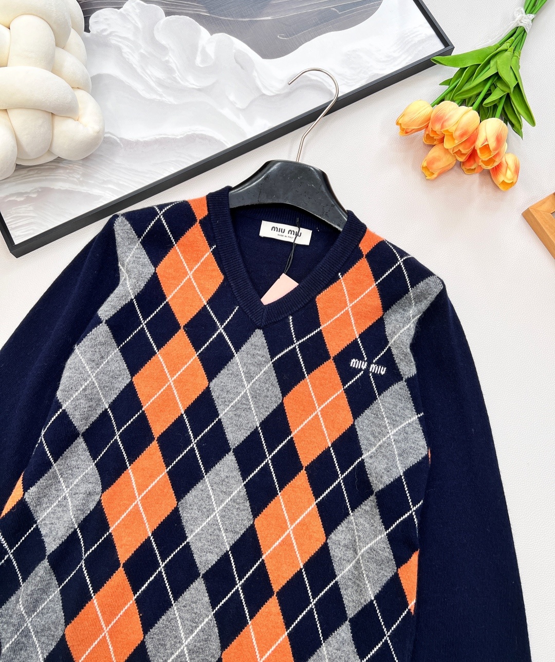 🆕miumiu25秋冬新款V领毛衣配色是深蓝+砖红+灰色,手感软糯,有良好的抗皱性与透气性~上身立体挺阔