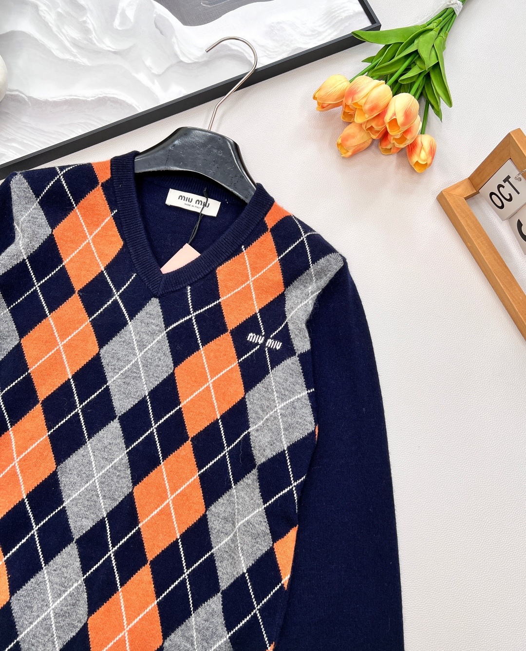 🆕miumiu25秋冬新款V领毛衣配色是深蓝+砖红+灰色,手感软糯,有良好的抗皱性与透气性~上身立体挺阔