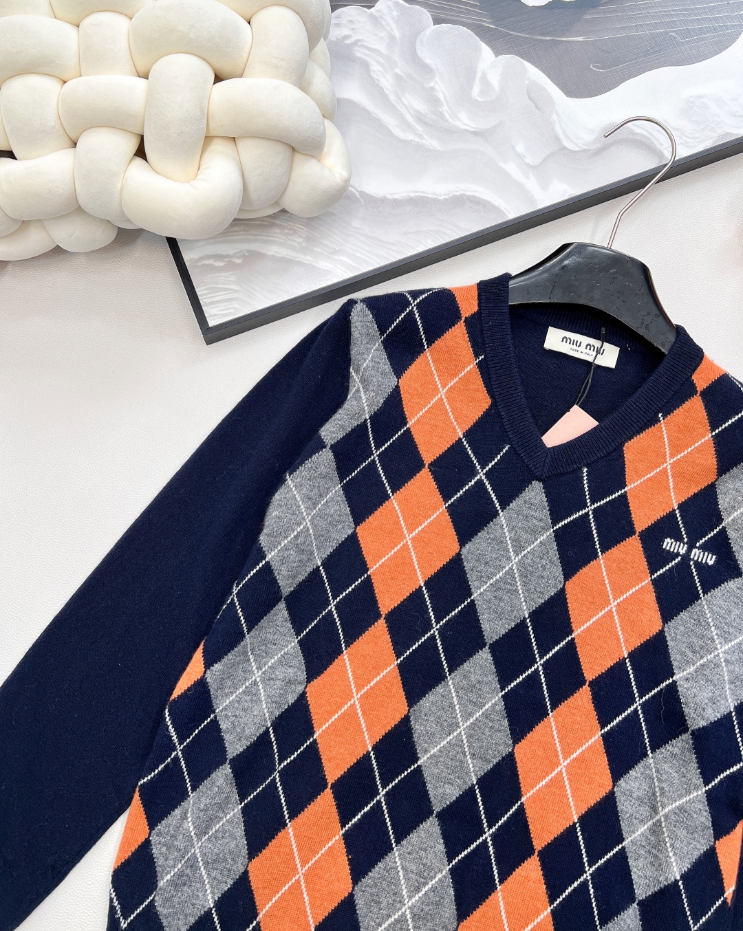 🆕miumiu25秋冬新款V领毛衣配色是深蓝+砖红+灰色,手感软糯,有良好的抗皱性与透气性~上身立体挺阔