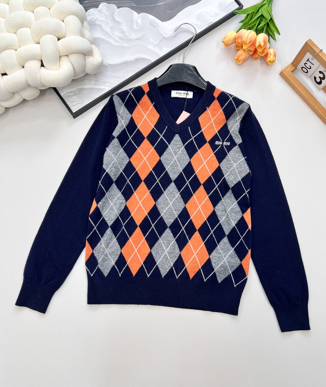 🆕miumiu25秋冬新款V领毛衣配色是深蓝＋砖红＋灰色，手感软糯，有良好的抗皱性与透气性~上身立体挺阔