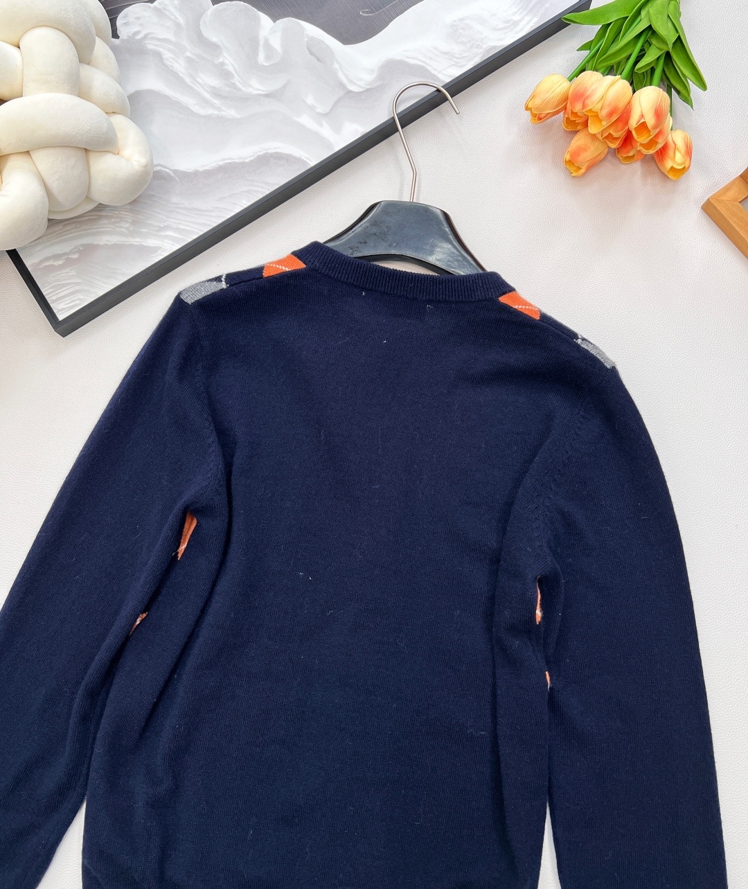 🆕miumiu25秋冬新款V领毛衣配色是深蓝+砖红+灰色,手感软糯,有良好的抗皱性与透气性~上身立体挺阔