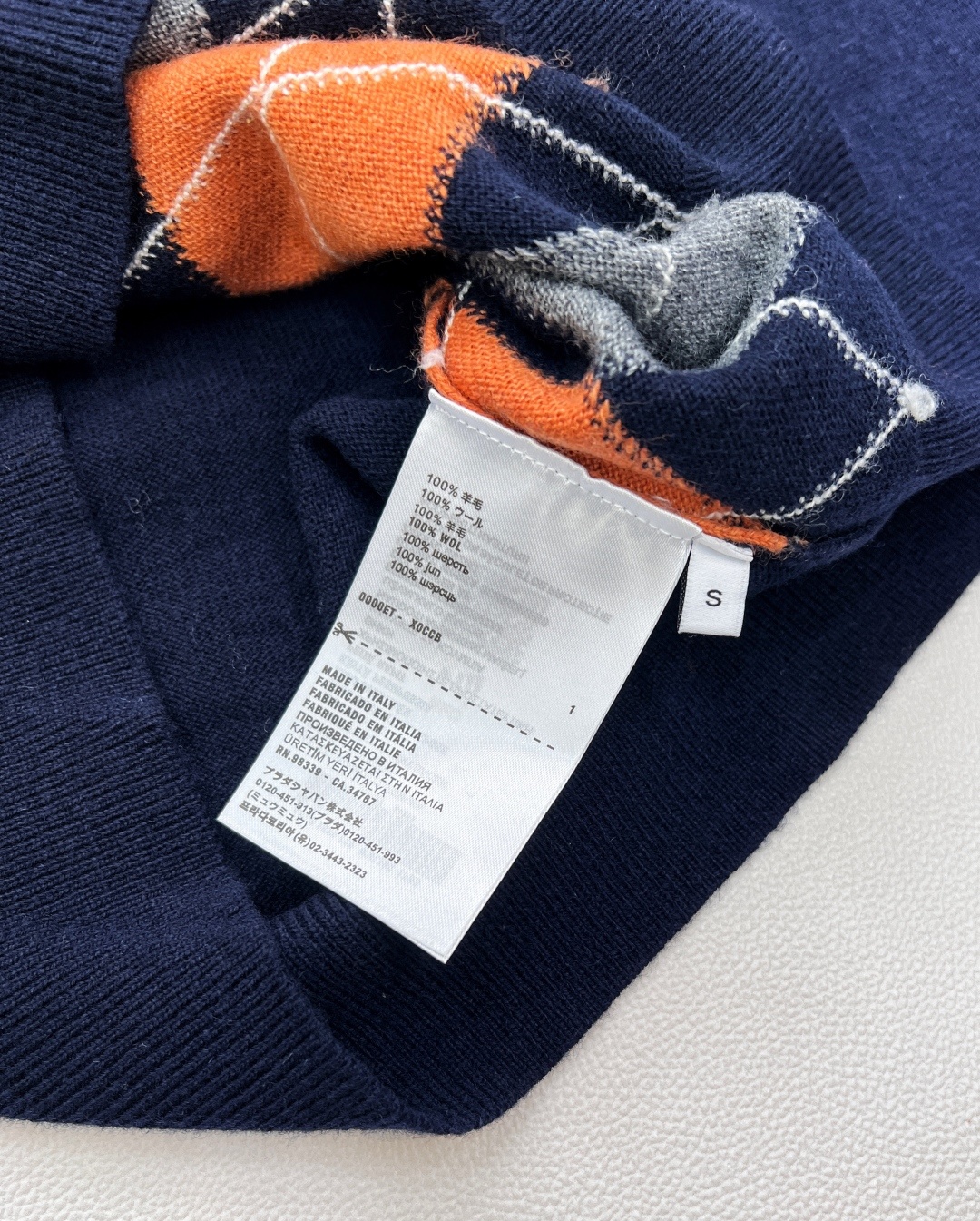 🆕miumiu25秋冬新款V领毛衣配色是深蓝+砖红+灰色,手感软糯,有良好的抗皱性与透气性~上身立体挺阔