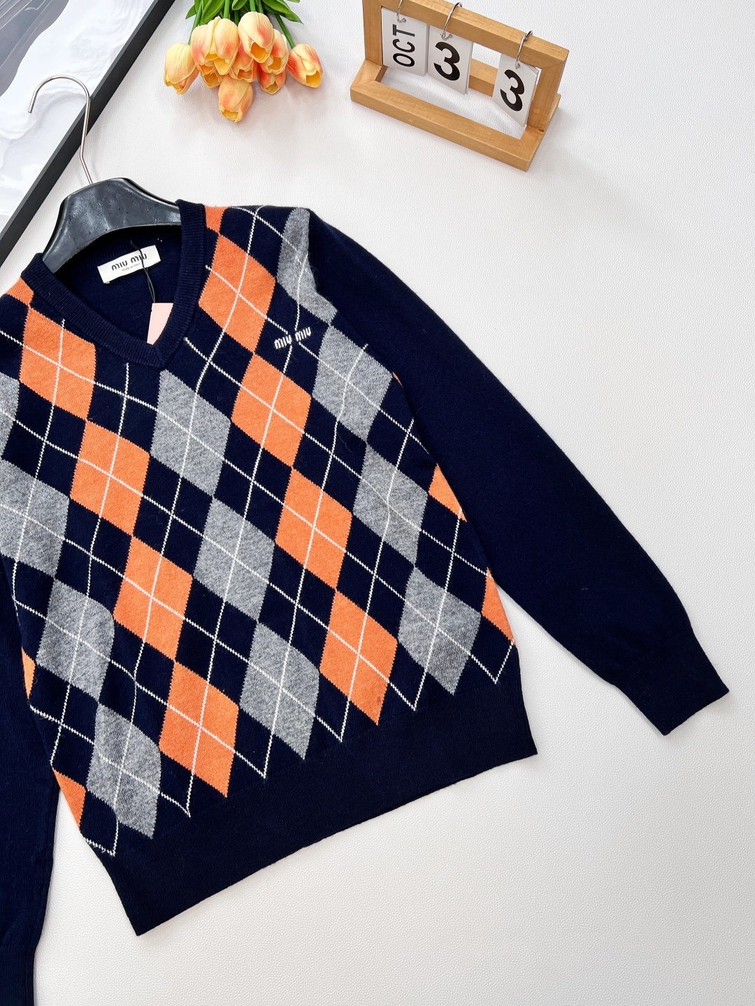 🆕miumiu25秋冬新款V领毛衣配色是深蓝+砖红+灰色,手感软糯,有良好的抗皱性与透气性~上身立体挺阔
