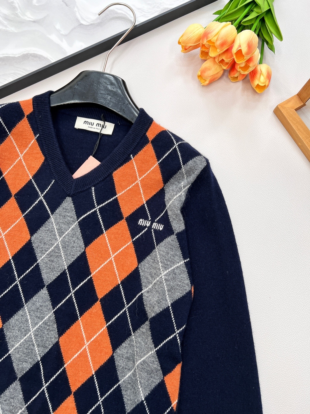 🆕miumiu25秋冬新款V领毛衣配色是深蓝+砖红+灰色,手感软糯,有良好的抗皱性与透气性~上身立体挺阔