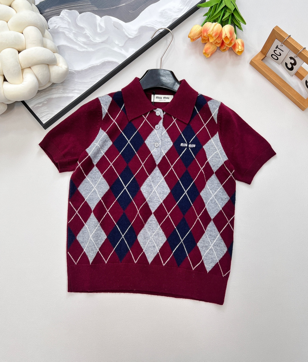 NO:456942,MIU MIU's new letter jacquard diamond-shaped Polo-neck cardigan, with iconic letter embroidery on the chest, getting rid of monotony, and the overall feel is more layered. The hem of the cuffs and neck are all ribbed edges, which are not easy to deform~ Wool. The fabric is soft and comfortable. Retro and rich tones, high-density precision knitted weaving. Heavy matching wool is light and soft, flat and smooth, presenting a high-end texture, soft and elastic. The comfortable and loose silhouette, paired with three-dimensional tailoring, with a classic Polo collar and three buttons on the collarbone, can be opened or worn from the mouth, and it can be exposed to the collarbone visually, making the face look even more outstanding!  The color is very pleasing and not picky. It can be easily worn alone or layered. It has a top item that is worth buying. The style that covers the flesh and looks slimming is very inclusive, and it is simple and practical to wear and not picky!  Complete three standards, large-scale products, size sml code, miumiu, alexander wang19860909MIU MIU 新款字母提花菱格Polo领羊毛衫,胸前点缀标志性字母刺绣,摆脱单调,整体更有层次感,袖口领口下摆都是罗纹锁边,不易变形～ 绵羊毛 面料柔软舒服 复古浓郁的色调,高密度精密细针织织法,重磅配比绵羊毛,轻盈柔软,平整光洁,呈现高级质感,质地柔软有弹性 舒适宽松的廓形,配上立体的剪裁,与经典Polo领,领子三颗纽扣,可以敞开或者口起穿,巧露锁骨,视觉上显脸小,使颜值更出彩！ 颜色很耐看不挑人,单穿或者叠穿切换自如,自带格调的上装单品,非常值得入手的一款～ 遮肉显瘦的版型,有着很的包容性,简约实穿不挑人！三标齐全,大货出 尺码sml 编码,,miumiu,alexander wang,Women's clothing