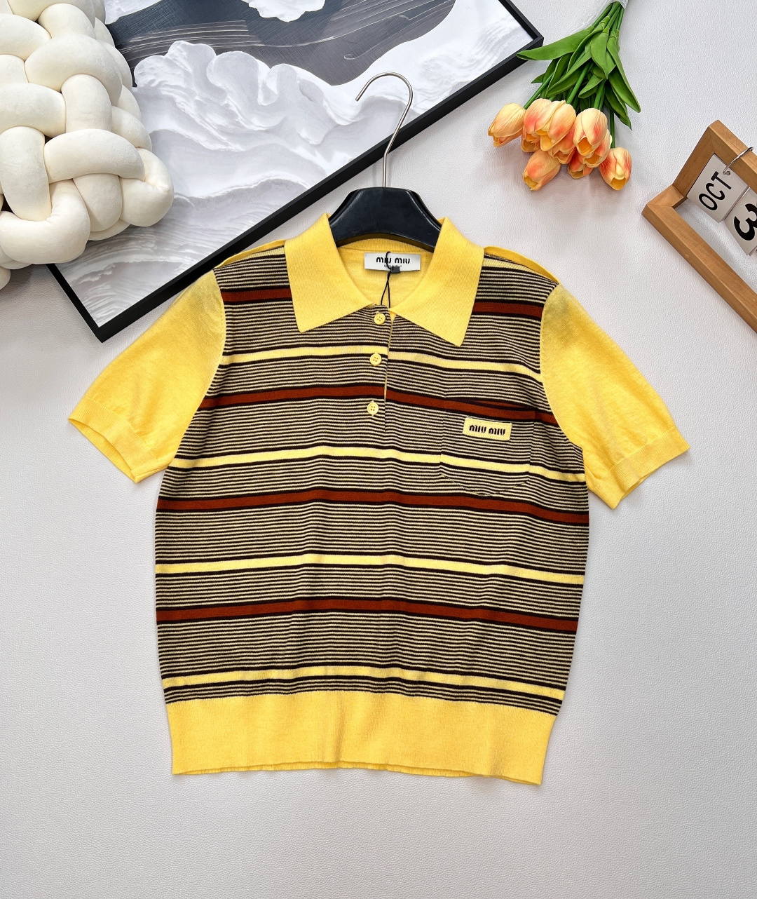 NO:456920,Miumiu's latest 2025 knitted lapel pocket logo short sleeves, polo collar forms a natural V-shaped curve to show the face and the long neck, which has a good decoration effect. The letter logo design is classic and wears it out of time. Embrace unique personality and enjoy the fun of life. The free girl who is not shackled by the rules of the world. Retro and playful. Shows the beauty of modern modernity. Three standards are complete, and large-scale products are available. Size sml. Edit, miumiu, T-shirt, alexander wang19860909miumiu最新款2025针织翻领口袋logo短袖,polo领子形成自然的V字弧度狠显脸小脖子长 起到很好的修饰效果 字母Logo设计经典久穿不过时 拥抱独特的个性,享受生活的乐趣慵懒随性 不被世间规则所桎梏的自由女孩 复古又俏皮 展现现代摩登之美 ,三标齐全,大货出 尺码sml 编,,miumiu,T-shirt,alexander wang,Women's clothing