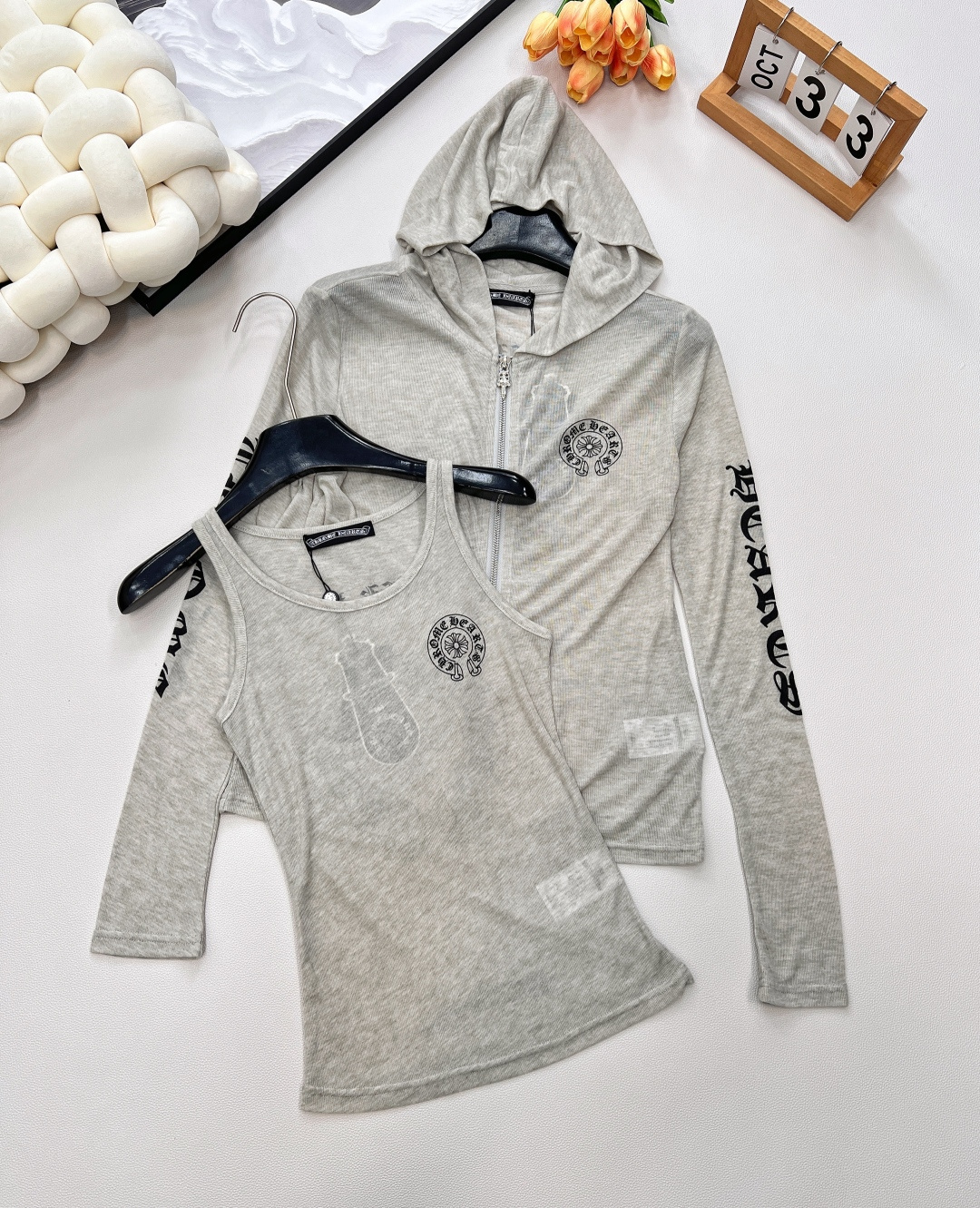 NO:456930,CHROME HEARTS new Croxin Cross Sanskrit Horseshoe Print Two-piece Sunscreen Clothing Set. The fabric is soft and glutinous, draped and has excellent softness and comfort. It is skin-friendly and comfortable, lazy and casual. The V-neck top reveals its collarbone, modifying the neck line, and the hooded design highlights youthful vitality. The short top style raises the waistline, making the visual super slimming and tall. The whole set of upper body is really amazing!  Complete three standards, large-scale products, size sml code, chrome hearts, chrome hearts, hats, alexander wang19860909CHROME HEARTS新款克罗心十字架梵文马蹄印花两件套防晒服套装. 面料软糯材质垂坠感极佳手感极佳的柔软舒适,贴身穿着亲肤舒适慵懒随性气息信手拈来 V领上衣露锁骨,修饰颈部线条 连帽的设计凸显青春活力.短款的上衣版型拉高腰线,视觉超级显瘦显高 整套上身真的绝了！三标齐全,大货出 尺码sml 编码,,chrome hearts,chrome hearts,hats,alexander wang,Women's clothing