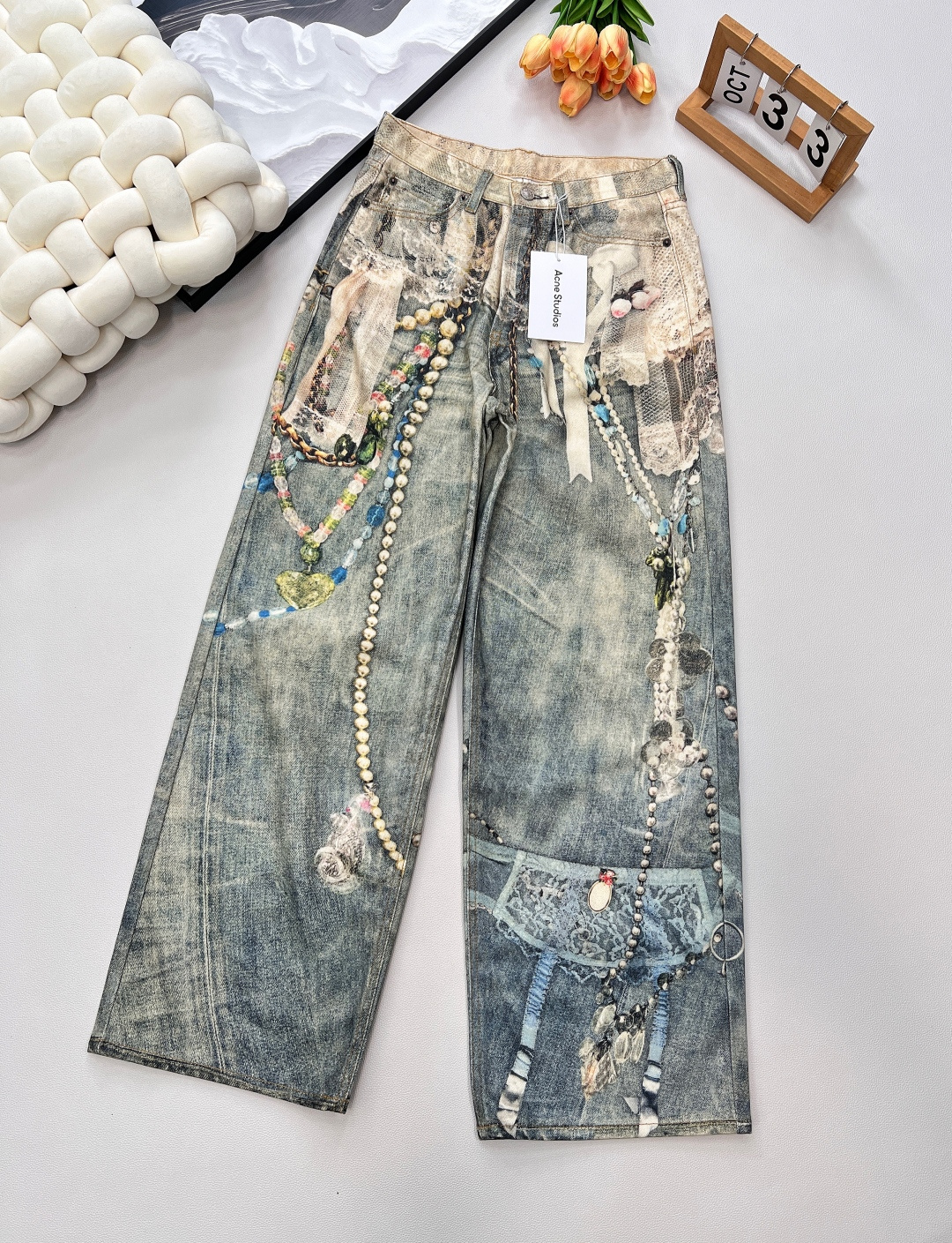 NO:456941,2025 early autumn new Acne Studio*3D printed lace pearl chain jean trousers, AC yearly pants king upper body, 1981M style upper body adaptability and control ability is absolutely easy, 3D printed illusion print, loose wide-leg style, front button and placket confinement, back LOGO micro-label patch, continues the gender-free neutral style, fashionable and practical wear at the same time, casual matching is full of personality, full of verticality, and super good style. After buying YB1 to 1 development, jeans have always been the darling of the fashion industry, and this wide-leg pants bring the perfect figure proportion and infinite aura!  Wear it and you will instantly become the focus of street fashion!  , Complete three standards, large-scale goods, size 26/27/28/29 code,,acne studios,dior,jeans,alexander wang198609092025早秋新款Acne Studio*3D打印蕾丝珍珠链条牛仔长裤 ,AC年度裤王上身,1981M的版型上身适配驾驭能力绝对轻松,3D打印错觉印花,宽松阔腿款式,正面纽扣和门襟禁锢,背面LOGO微标贴片,延续无性别主义中性风格,时髦和实穿同时兼备,随意搭配都个性十足,垂直感满分,版型超好,购入YB1比1开发,牛仔裤一直是时尚界的宠儿,而这款阔腿裤更是带来了完媄的身材比例和无限的气场！穿上它,你将瞬间成为街头时尚的焦点！,三标齐全,大货出 尺码26/27/28/29 编码,,acne studios,dior,jeans,alexander wang,Women's clothing