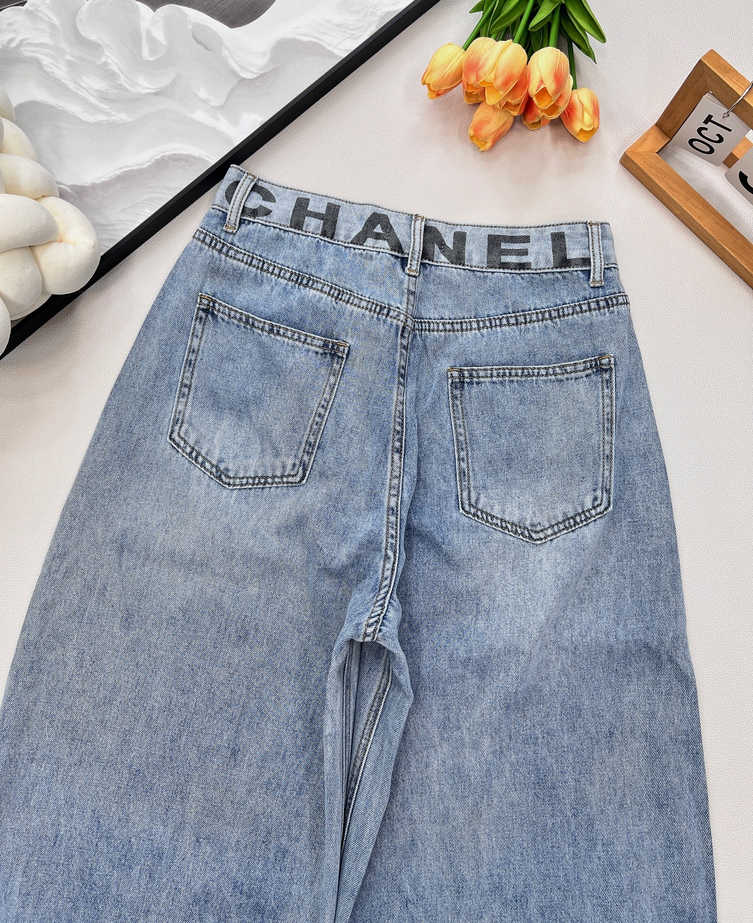🆕CHANEL新款小香腰头字母阔腿牛仔裤，采用的牛仔纯棉材质，触感柔软细腻 薄款~，夏/秋季穿会很舒服，