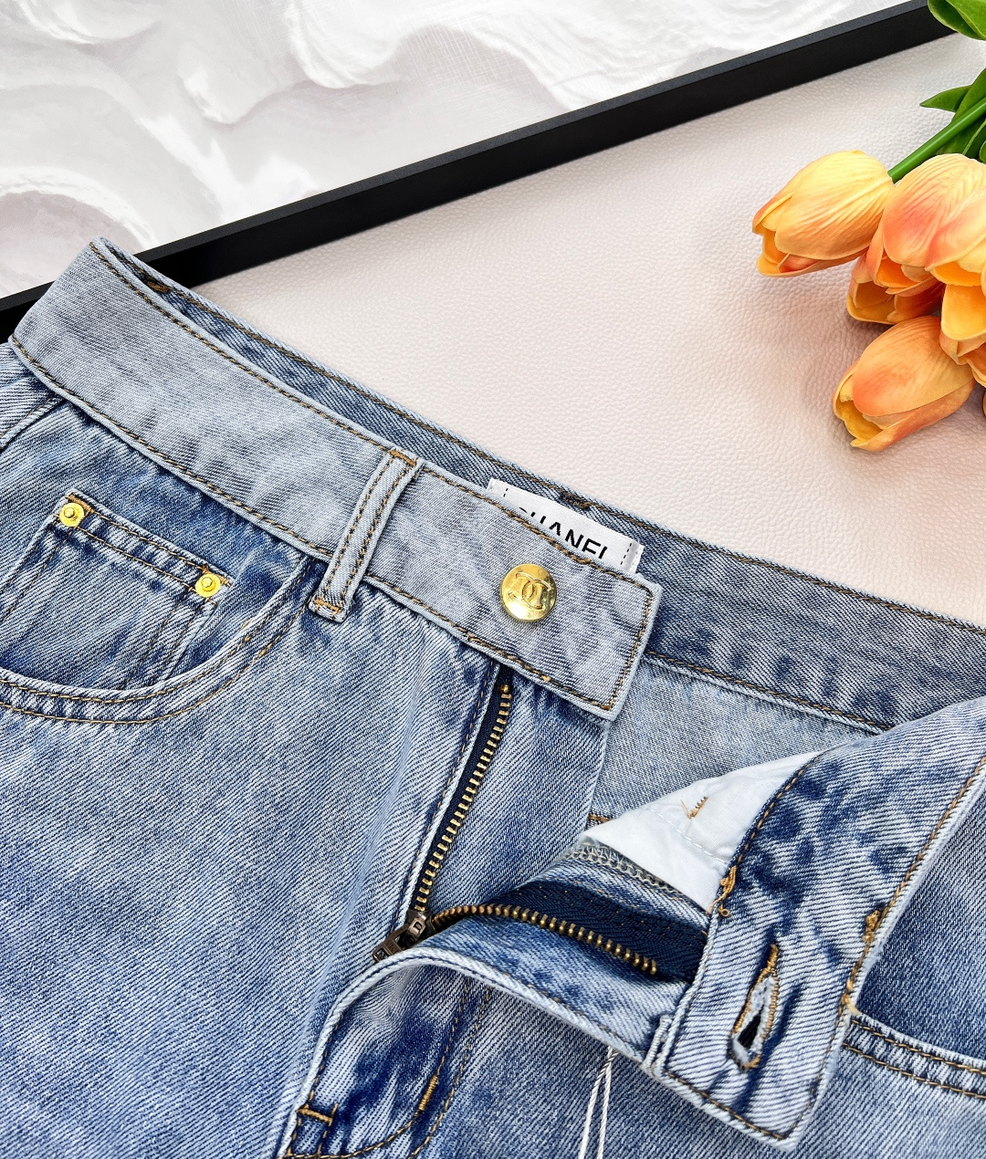 🆕CHANEL新款小香腰头字母阔腿牛仔裤，采用的牛仔纯棉材质，触感柔软细腻 薄款~，夏/秋季穿会很舒服，