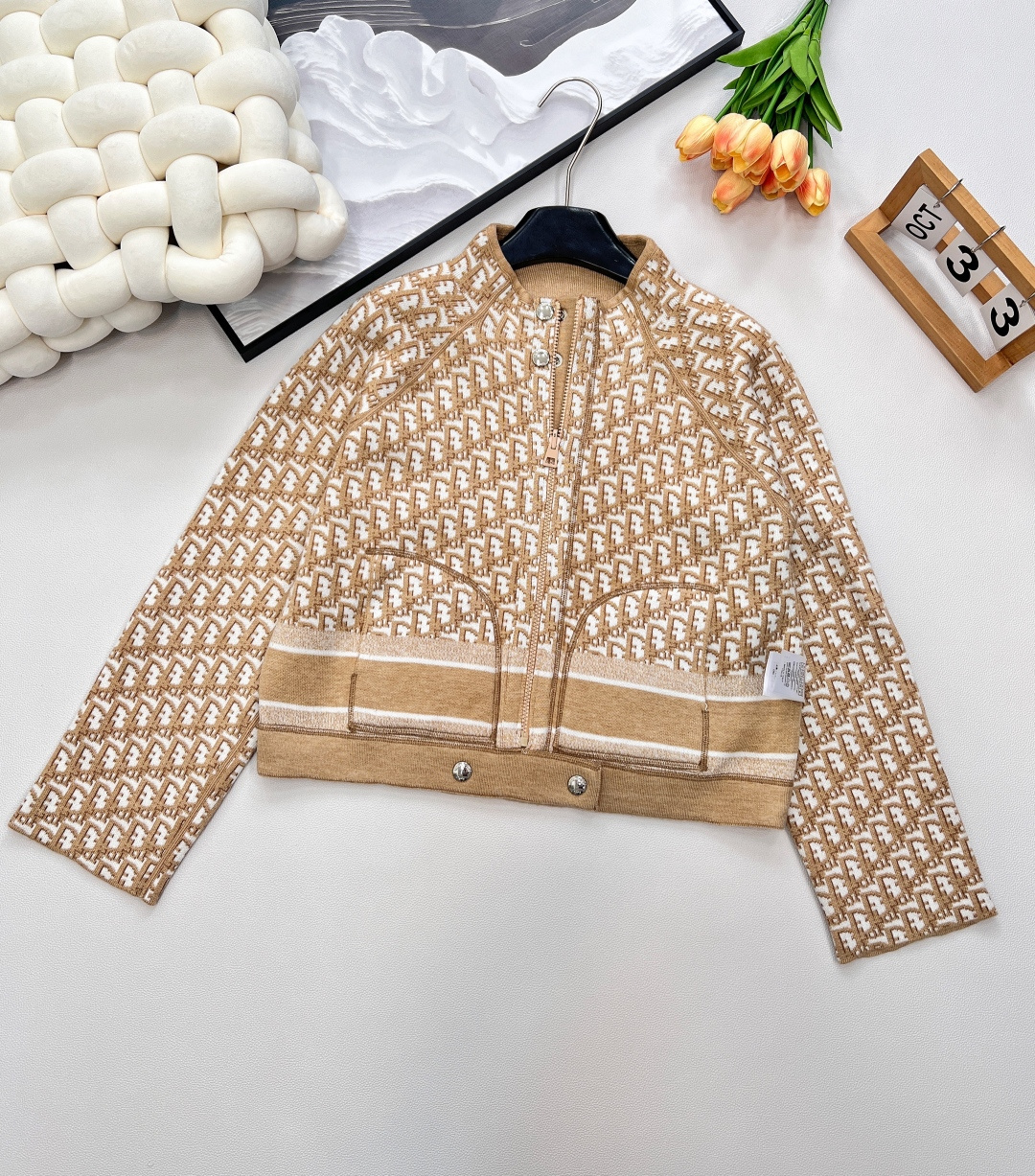 NO:456910,Dior's new classic presbyterian logo cashmere jacket, double-sided wearable, value everywhere, fabric is amazing enough. Double-sided sweater selection is 100% spring wool fabric, double-sided German imported jacquard craft, you can see it at a glance!  This is definitely not picky and is definitely eye-catching and slimming and fashionable!  Anyone looks good in it!  The big goods are out. The babies like it. Size sml code, dior, jackets & coats, jackets & coats, sweaters, alexander wang19860909Dior 新款经典老花logo羊绒夹克外套 双面可穿处处彰显价值面料足够让人惊叹帅气双面穿毛衣甄选百分之百春羊毛面料 双面德国进口机提花工艺 多高级一眼就能看出了！这件绝对不挑人、妥妥的吸睛显瘦时髦神器！谁穿都好看！大货已出啦 宝宝们喜欢的来 尺码sml 编码,,dior,jackets & coats,jackets & coats,sweaters,alexander wang,Women's clothing