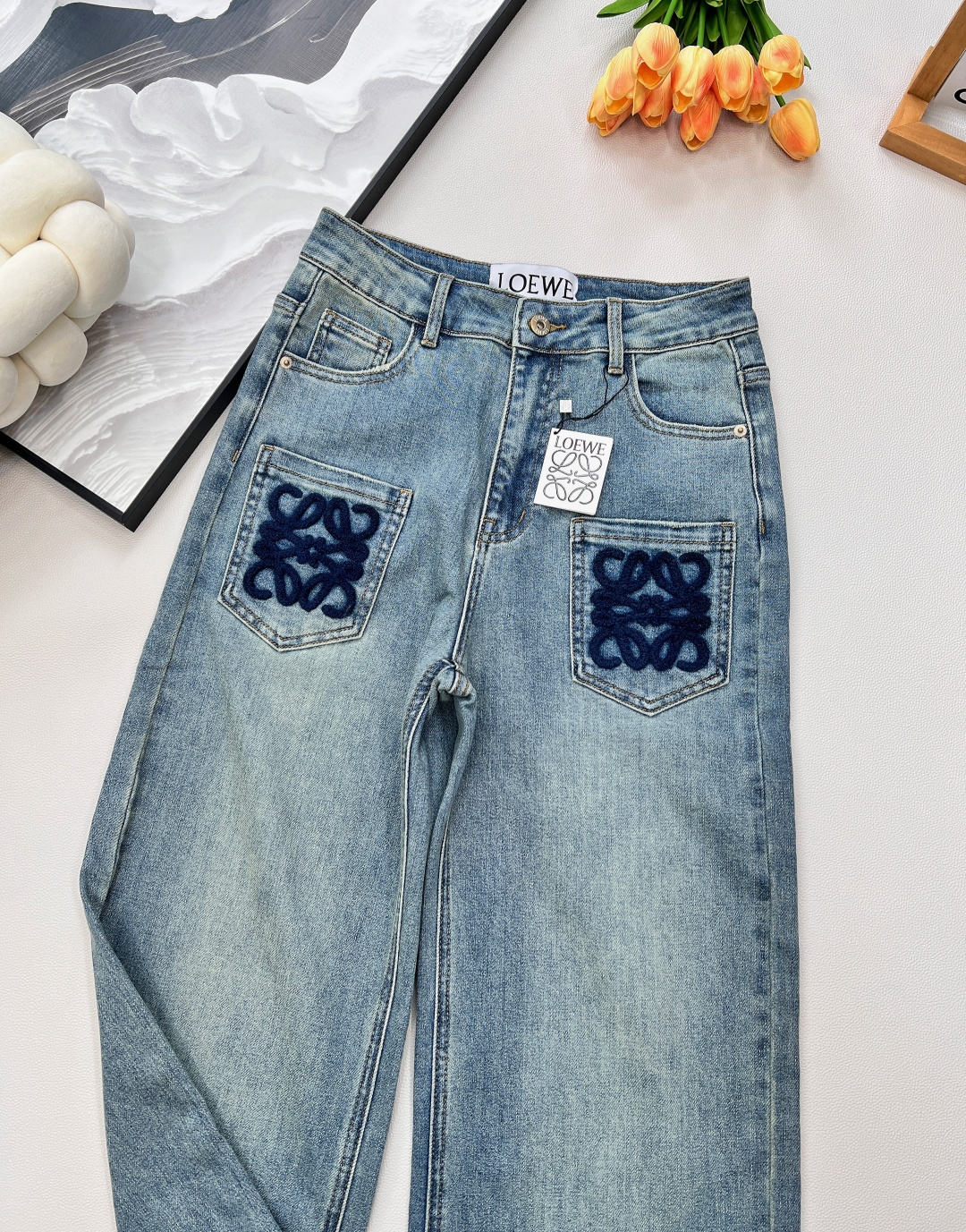 🆕LOEWE2025早秋新品 罗*威中高腰弹力直筒牛仔裤，高腰显瘦提臀显腿长 质感肉眼可见 浅色洗水工艺