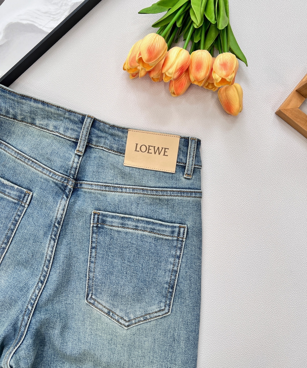 🆕LOEWE2025早秋新品 罗*威中高腰弹力直筒牛仔裤，高腰显瘦提臀显腿长 质感肉眼可见 浅色洗水工艺