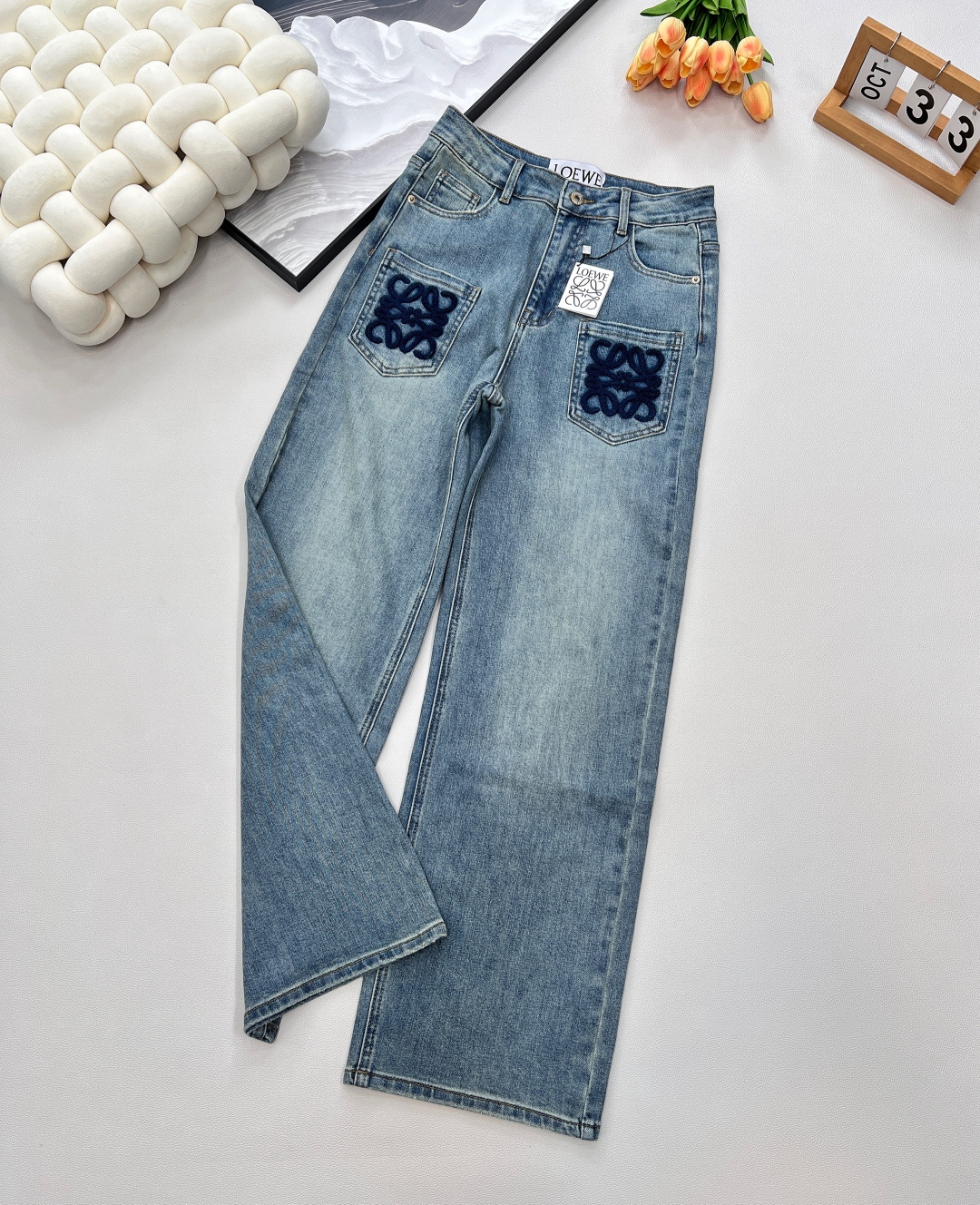 NO:458456,LOEWE 2025 early autumn new product Luo*wei medium and high waist elastic straight jeans, high waist makes it look slimming and lifting hips to show long legs, texture visible to the naked eye, light-color washing process, black towel embroidery design in front pocket, super three-dimensional sense, pocket iconic logo embroidery design, top body effect is absolutely excellent, lifting buttocks, slimming legs, showing long legs, pure cotton fabric with a slight elasticity, easy to match in spring, all very beautiful jeans, complete three-standards, large-scale products Size sml code,,loewe,jeans,alexander wang19860909LOEWE2025早秋新品 罗*威中高腰弹力直筒牛仔裤,高腰显瘦提臀显腿长 质感肉眼可见 浅色洗水工艺,前口袋黑色毛巾刺绣设计,立体感超强,口袋标志性logo刺绣设计,上身效果绝绝子提臀、瘦腿、显身材腿长,纯棉面料 带微弹力,开春随便搭配 都非常好看的一款牛仔裤,三标齐全,大货出 尺码sml 编码,,loewe,jeans,alexander wang,Women's clothing