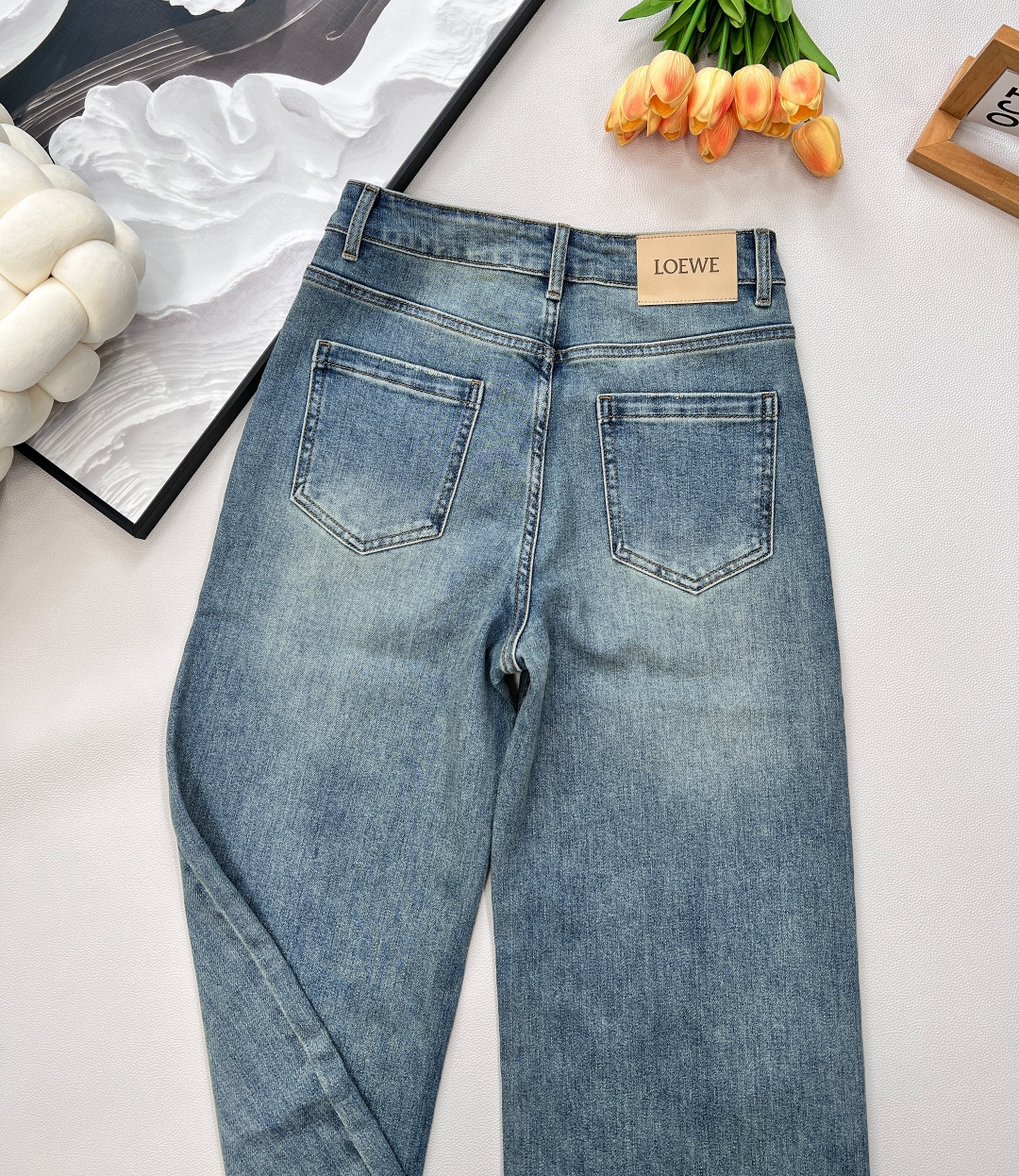🆕LOEWE2025早秋新品 罗*威中高腰弹力直筒牛仔裤，高腰显瘦提臀显腿长 质感肉眼可见 浅色洗水工艺