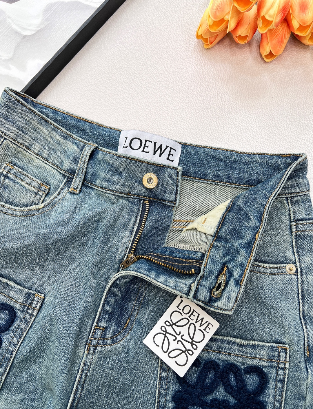 🆕LOEWE2025早秋新品 罗*威中高腰弹力直筒牛仔裤，高腰显瘦提臀显腿长 质感肉眼可见 浅色洗水工艺