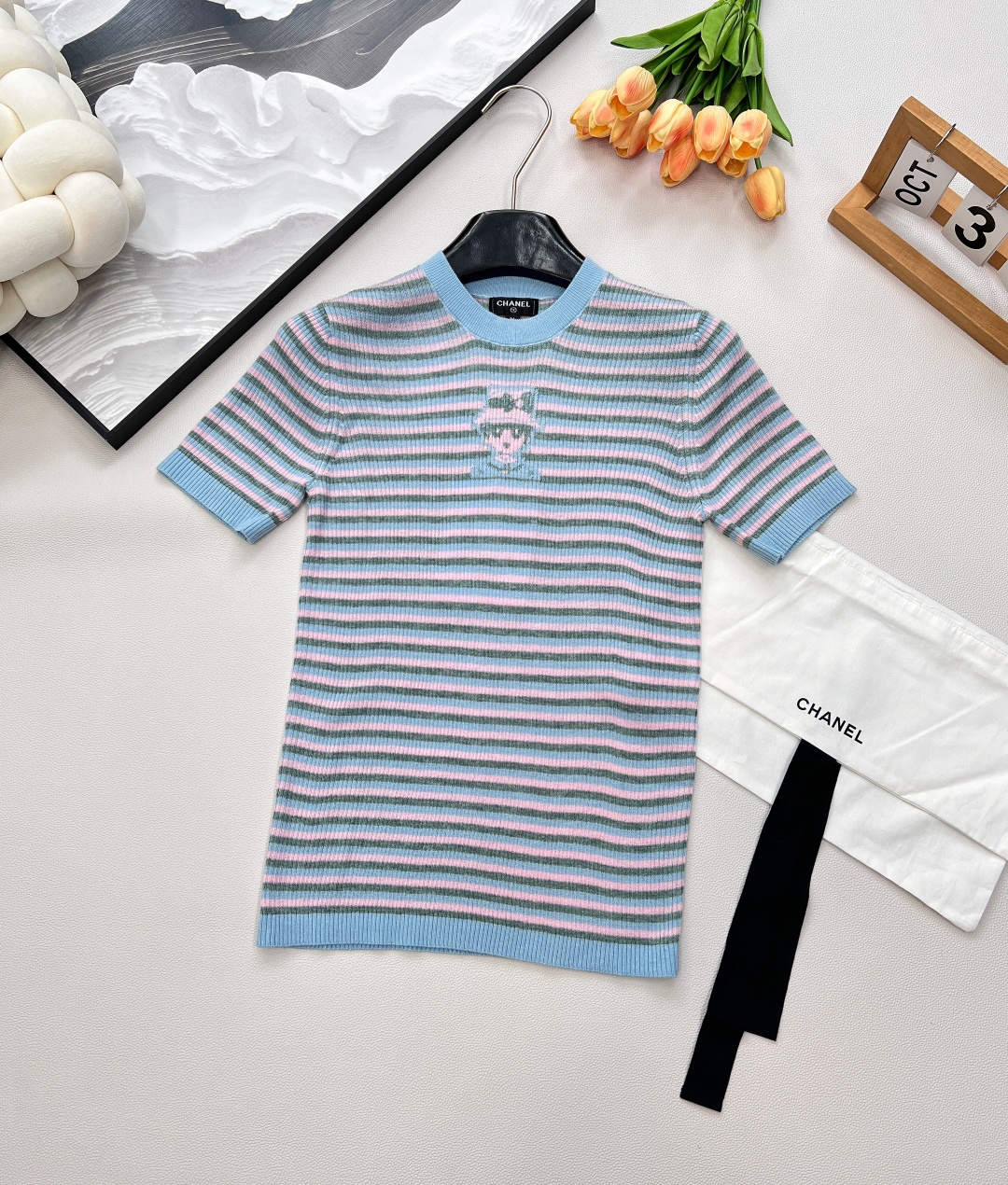 NO:458459,Chanel2025 new striped knitted short-sleeved top, customized YB cashmere yarn material, delicate texture, soft and comfortable, knitted short-sleeved cut, three-dimensional cut adds exquisite tone, vertical knitted texture, horizontal two-color interwoven striped pattern, chest embellished cartoon-style head portrait, matched with elastic fabric, fit the body shape, make it look slimmer and curved, show brand tone, versatile style, not picky age-rewarding skin tone, matched with skirts and pants, adapted to age-reducing fashionable retro style, equipped with exquisite lace-up packaging dust bag, customized surface accessories, accurate version, complete three standards, two colors, size sml woven, chanel, skirts, T-shirt, alexander wang19860909Chanel2025新款条纹针织短袖上衣,定制YB羊绒纱线材质 细腻肌理 柔软舒适 针织短袖裁剪 立体裁剪增添精致调性 通体竖条针织纹理横向两色交织条纹图案 胸口点缀卡通风格人头画像 搭配弹性十足的面料 贴合身型更显瘦显曲线美 展示品牌调性 百搭款式不挑年龄肤色 搭配裙装裤装 适配减龄时髦复古风格 配有精致系带包装防尘袋 定制面辅料 认准版本,三标齐全,两色出 尺码sml 编,,chanel,skirts,T-shirt,alexander wang,Women's clothing