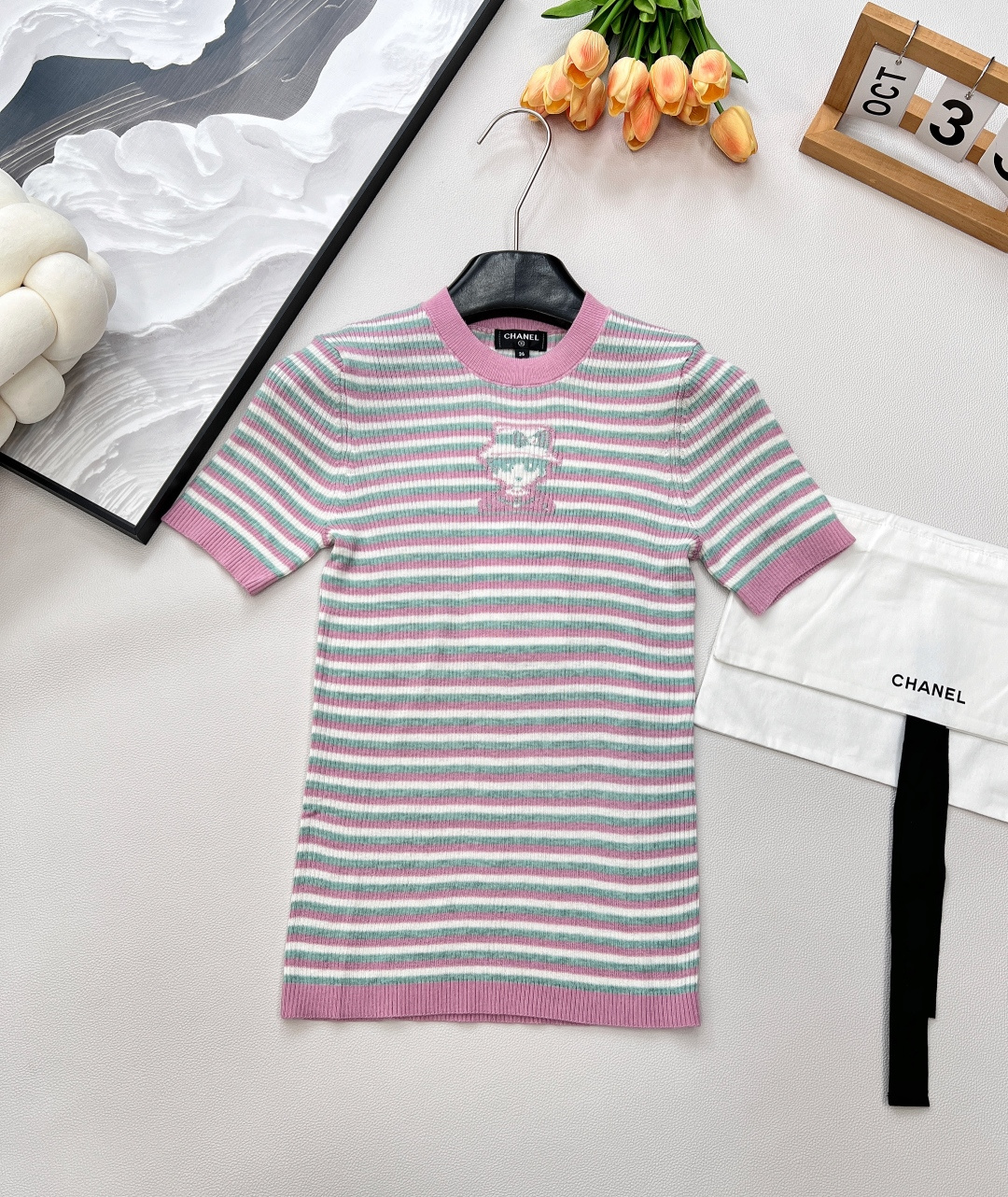 NO:458468,Chanel2025 new striped knitted short-sleeved top, customized YB cashmere yarn material, delicate texture, soft and comfortable, knitted short-sleeved cut, three-dimensional cut adds exquisite tone, vertical knitted texture, horizontal two-color interwoven striped pattern, chest embellished cartoon-style head portrait, matched with elastic fabric, fit the body shape, make it look slimmer and curved, show brand tone, versatile style, not picky age-rewarding skin tone, matched with skirts and trousers, adapted to age-reducing fashionable retro style, equipped with exquisite lace-up packaging dust bag, customized surface accessories, accurate version, complete three standards, two colors, size sml code, chanel, skirts, T-shirt, alexander wang19860909Chanel2025新款条纹针织短袖上衣,定制YB羊绒纱线材质 细腻肌理 柔软舒适 针织短袖裁剪 立体裁剪增添精致调性 通体竖条针织纹理横向两色交织条纹图案 胸口点缀卡通风格人头画像 搭配弹性十足的面料 贴合身型更显瘦显曲线美 展示品牌调性 百搭款式不挑年龄肤色 搭配裙装裤装 适配减龄时髦复古风格 配有精致系带包装防尘袋 定制面辅料 认准版本,三标齐全,两色出 尺码sml 编码,,chanel,skirts,T-shirt,alexander wang,Women's clothing
