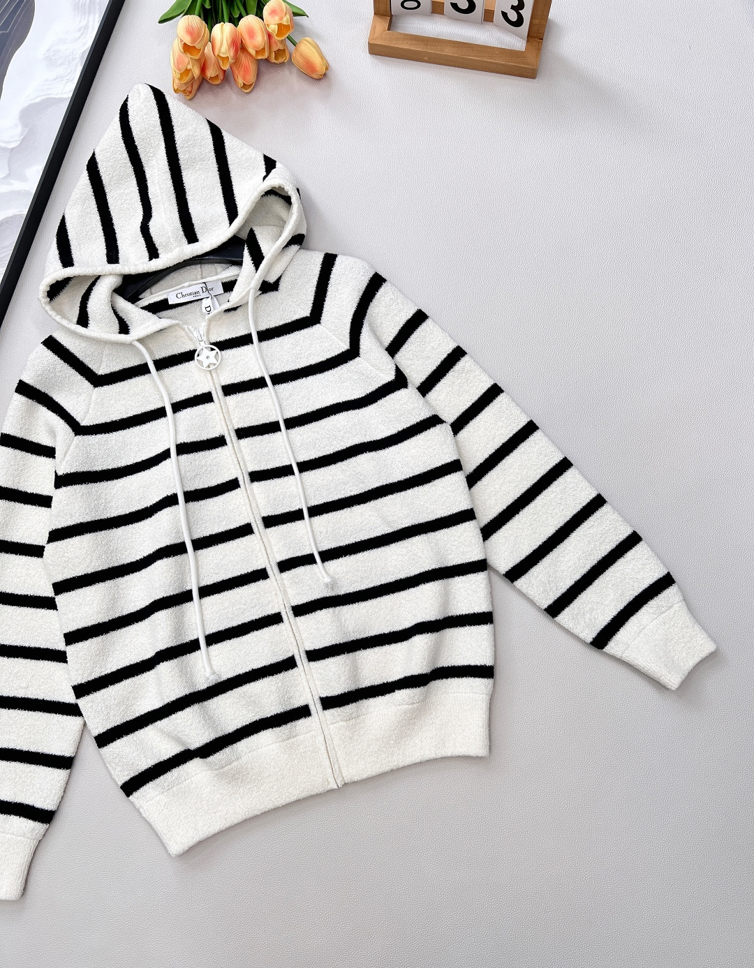 🆕 DIOR 条纹毛圈圈毛针织拉链连帽开衫100%羊毛面料 软软糯糯的超级舒服 打造精致造型款式时尚 可